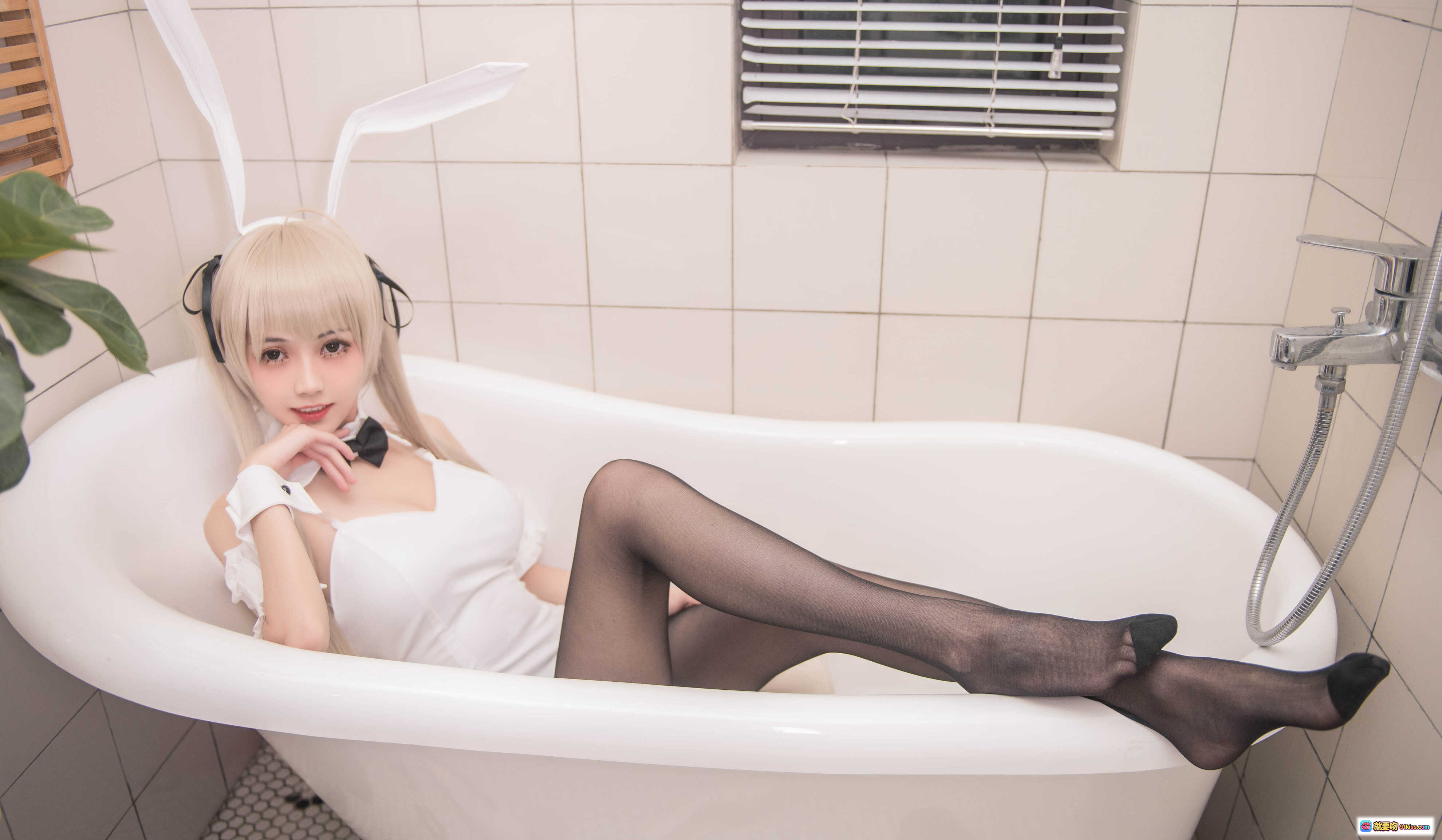 图片[6] - 穹妹兔女郎COS室内写真 | 白色吊带黑丝美腿 | 镜前姿态优雅 | 金发长发萌系少女 | 室内绿植背景清新自然 - 就要吻