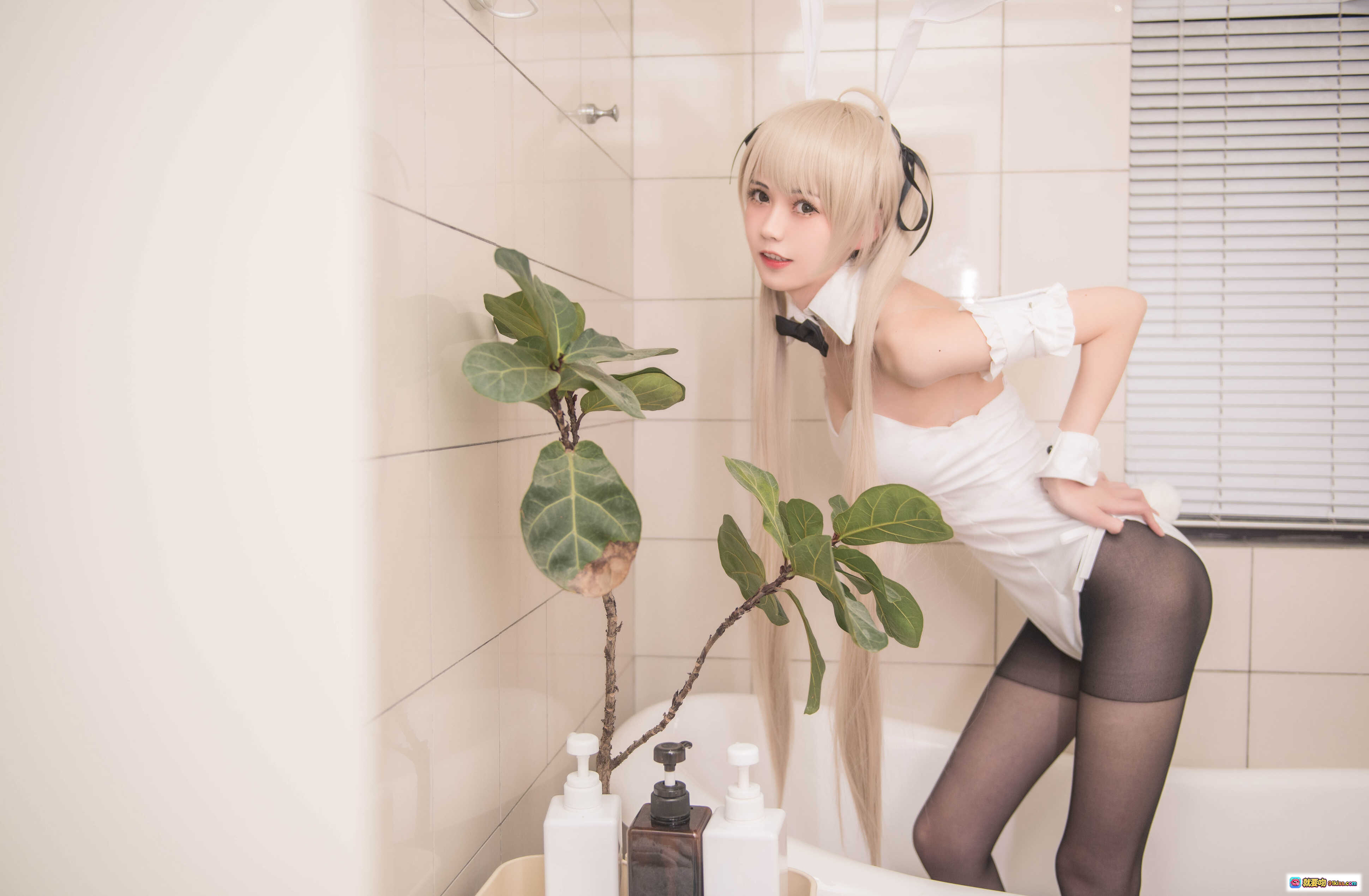 图片[7] - 穹妹兔女郎COS室内写真 | 白色吊带黑丝美腿 | 镜前姿态优雅 | 金发长发萌系少女 | 室内绿植背景清新自然 - 就要吻