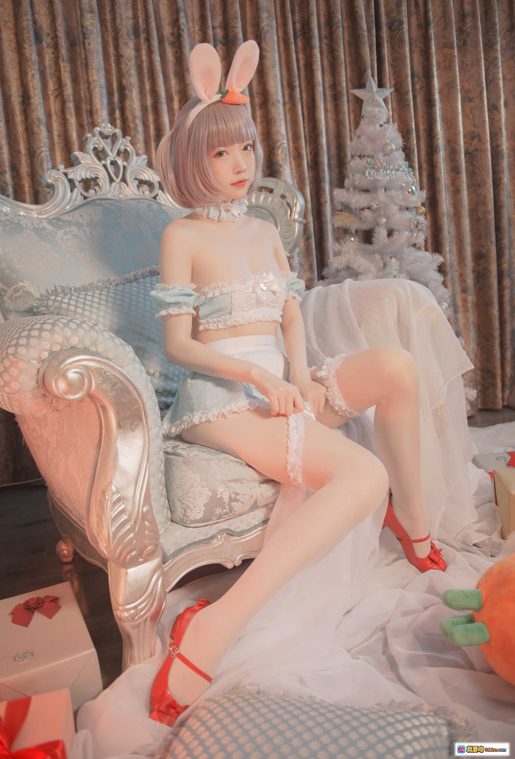 图片[8] - NO.019 妖少you1-雪兔：兔耳少女圣诞写真，华丽银椅+白色圣诞树+蕾丝内衣+红鞋美腿，梦幻节日氛围感大片 - 就要吻