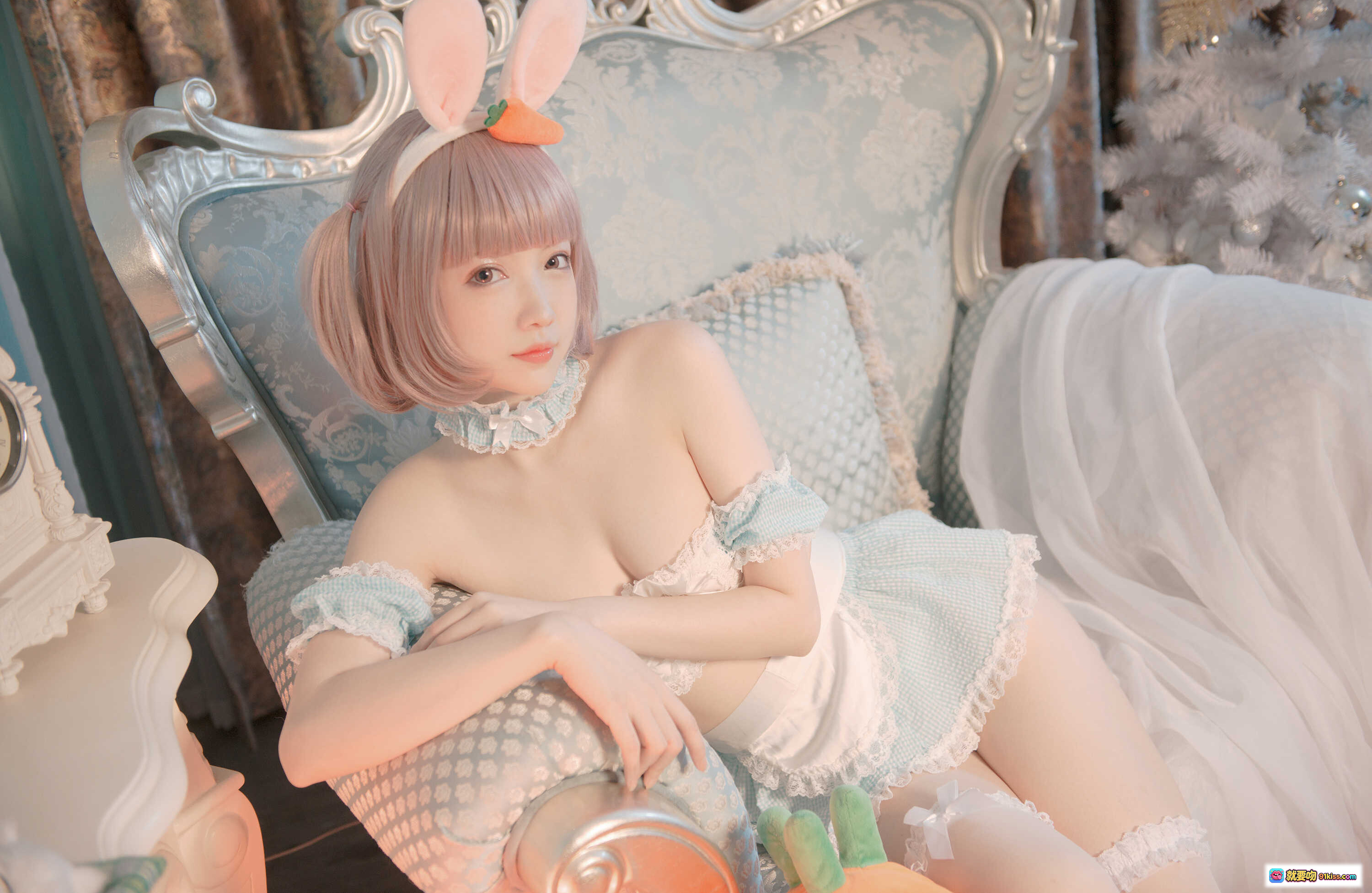 图片[2] - NO.019 妖少you1-雪兔：兔耳少女圣诞写真，华丽银椅+白色圣诞树+蕾丝内衣+红鞋美腿，梦幻节日氛围感大片 - 就要吻