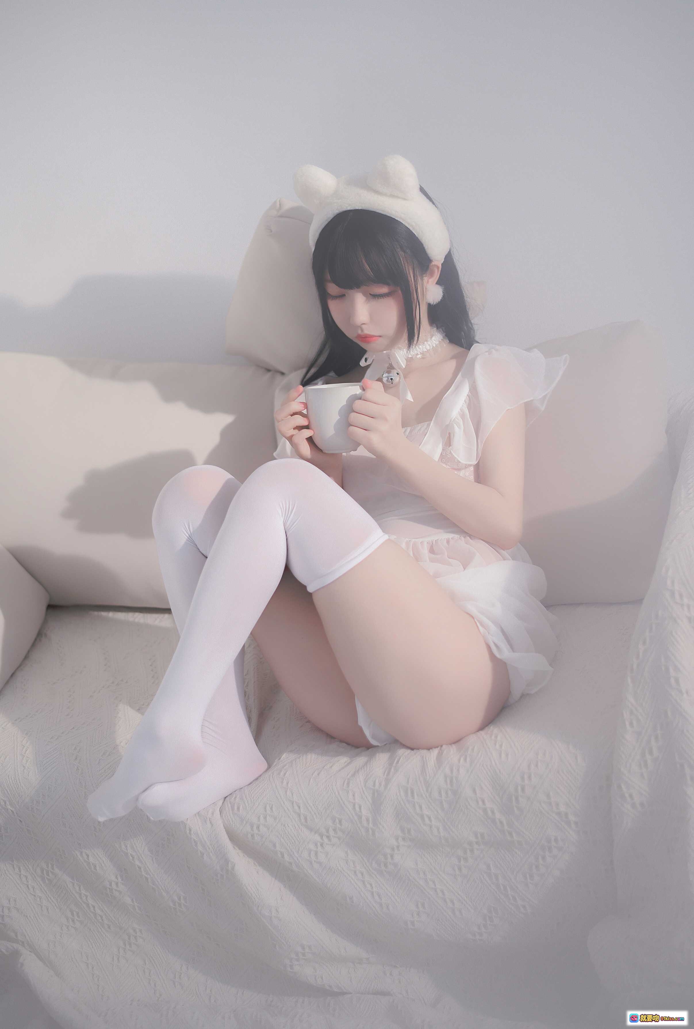 图片[10] - 十万珍吱伏特NO.002睡裙少女写真｜猫耳发箍+蕾丝吊带+白色过膝袜｜清新甜美居家风私房照 - 就要吻