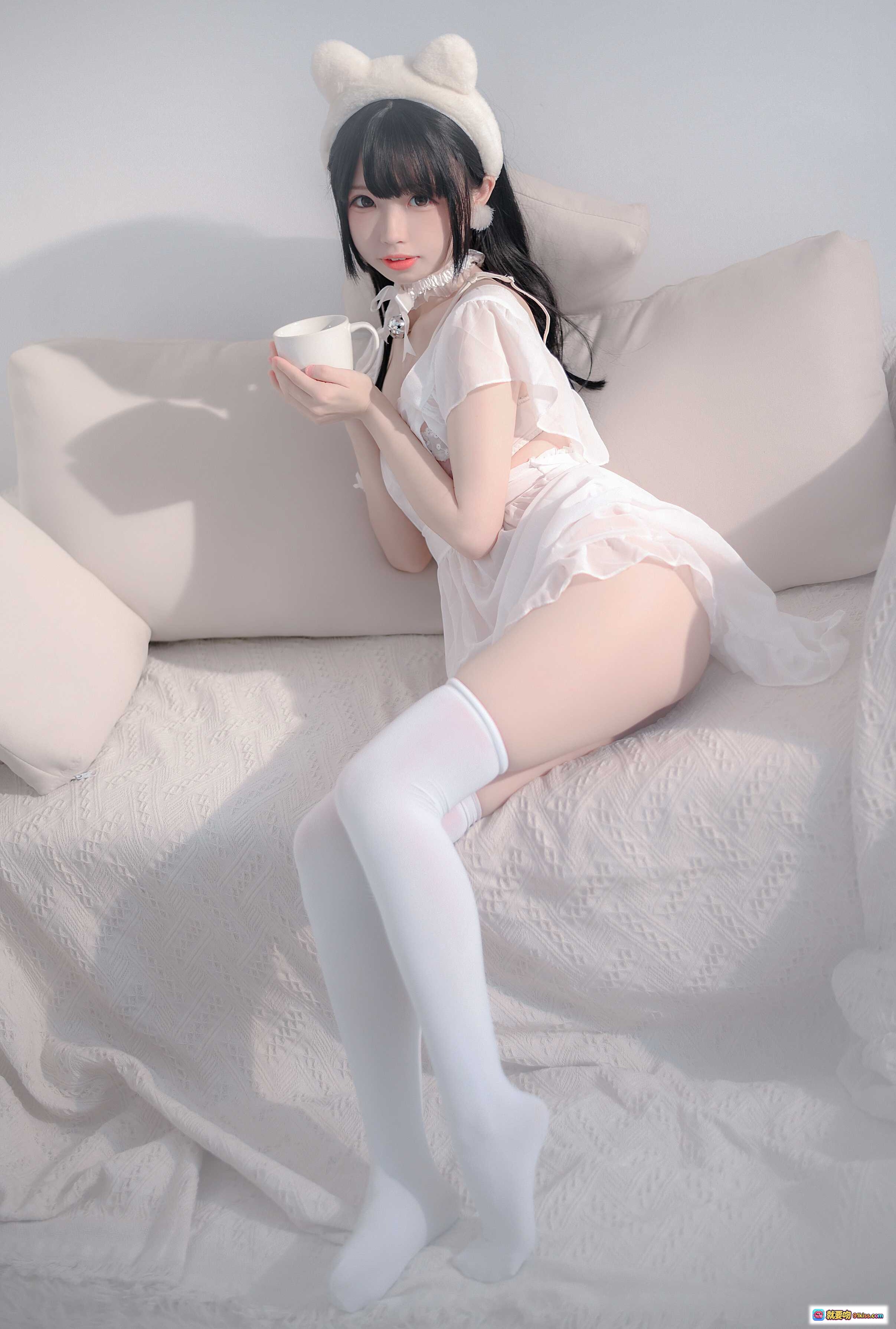 图片[8] - 十万珍吱伏特NO.002睡裙少女写真｜猫耳发箍+蕾丝吊带+白色过膝袜｜清新甜美居家风私房照 - 就要吻