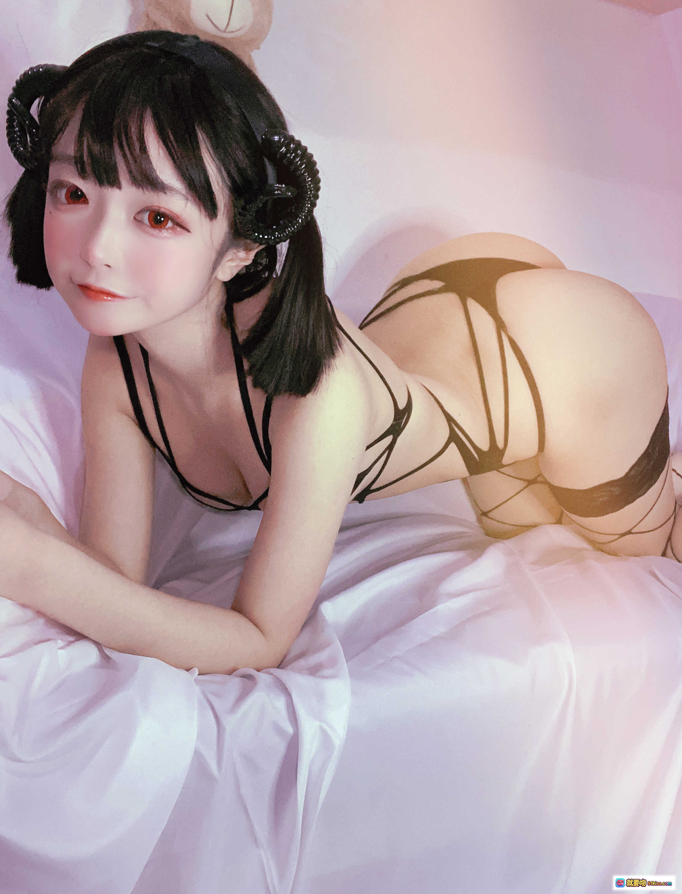 图片[1] - 佳佳好难啊VOL.38魅魔写真｜黑发双马尾+性感绑带内衣+粉床诱惑+日系软妹风 - 就要吻