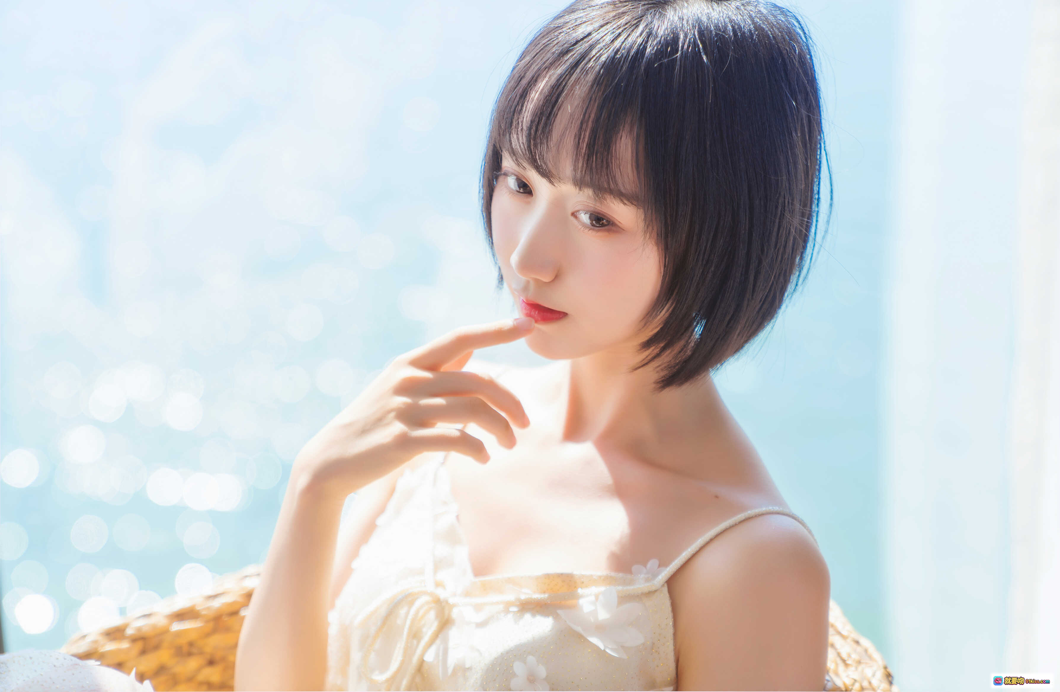 图片[6] - 木绵绵OwO NO.054 暖冬海边写真 米色吊带裙少女慵懒倚靠藤椅 22P高清图集 - 就要吻