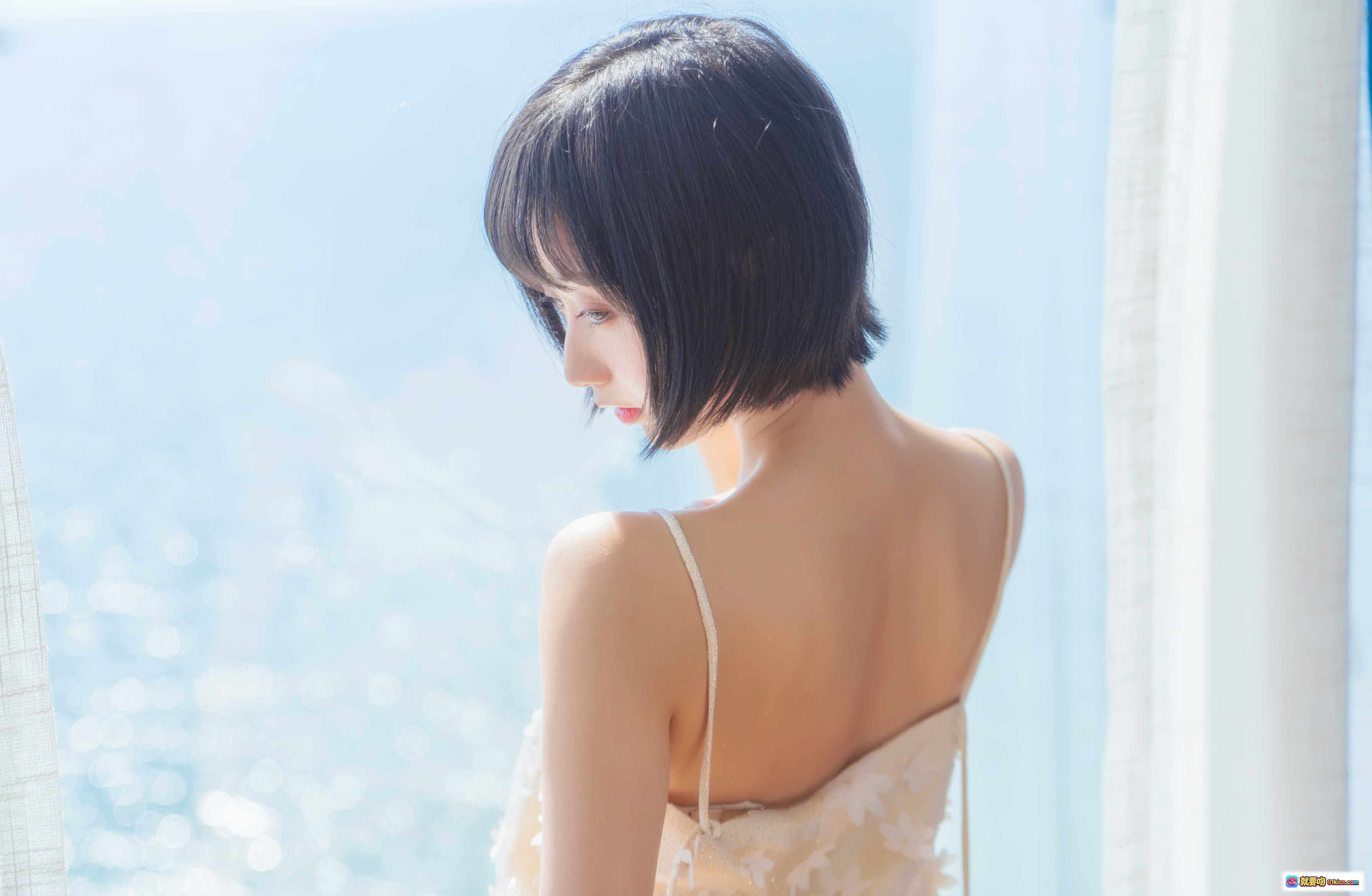 图片[8] - 木绵绵OwO NO.054 暖冬海边写真 米色吊带裙少女慵懒倚靠藤椅 22P高清图集 - 就要吻