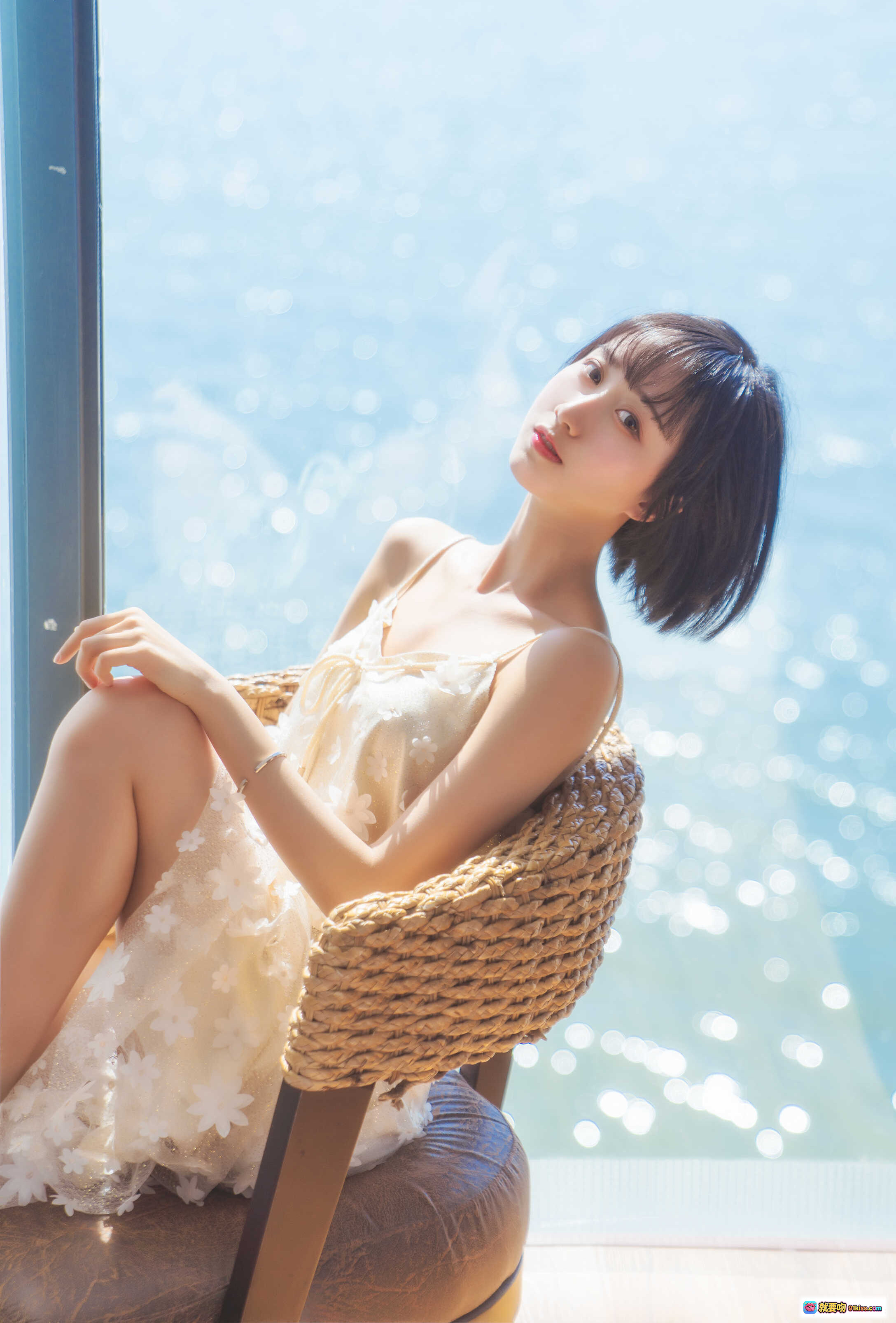图片[10] - 木绵绵OwO NO.054 暖冬海边写真 米色吊带裙少女慵懒倚靠藤椅 22P高清图集 - 就要吻