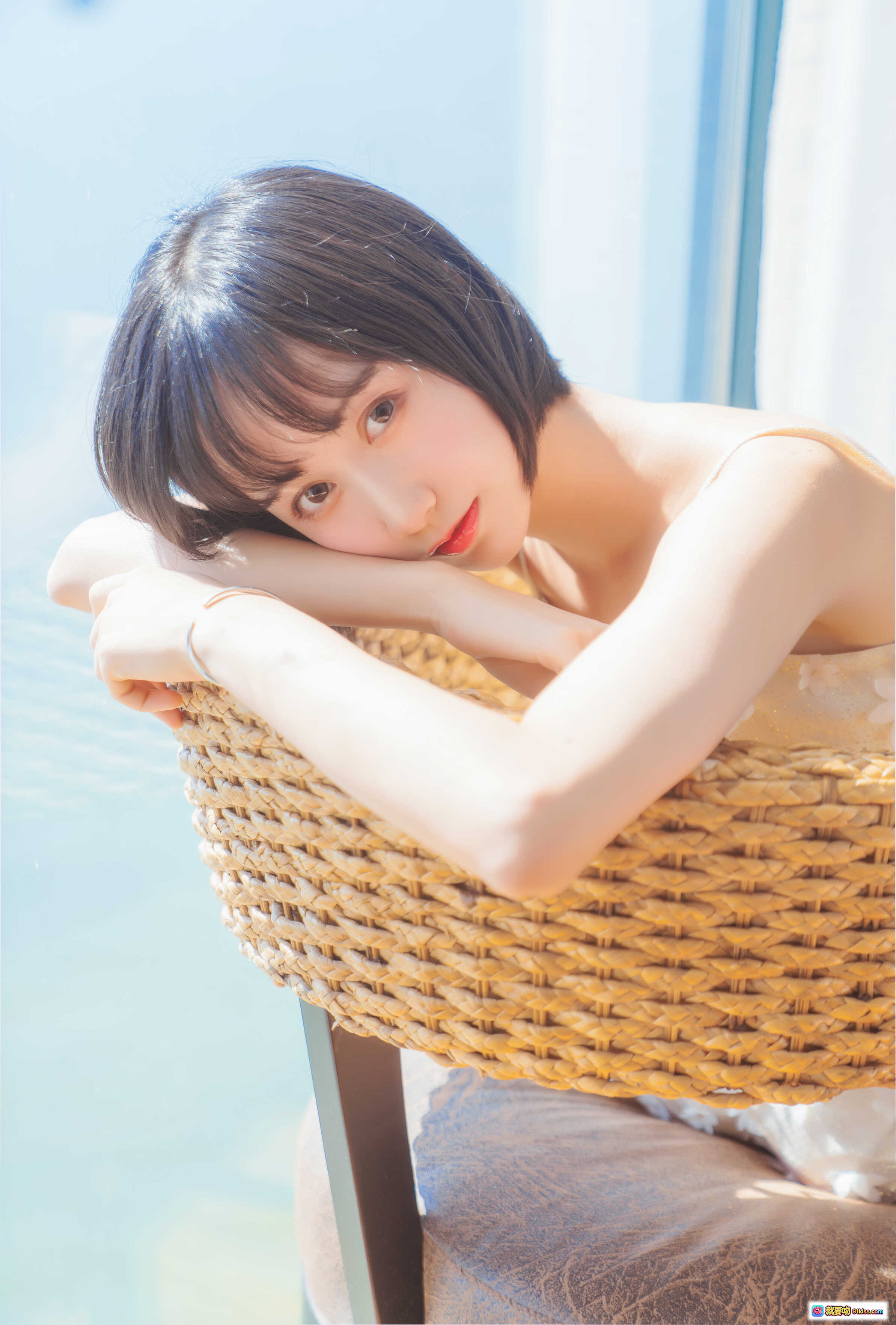 图片[2] - 木绵绵OwO NO.054 暖冬海边写真 米色吊带裙少女慵懒倚靠藤椅 22P高清图集 - 就要吻