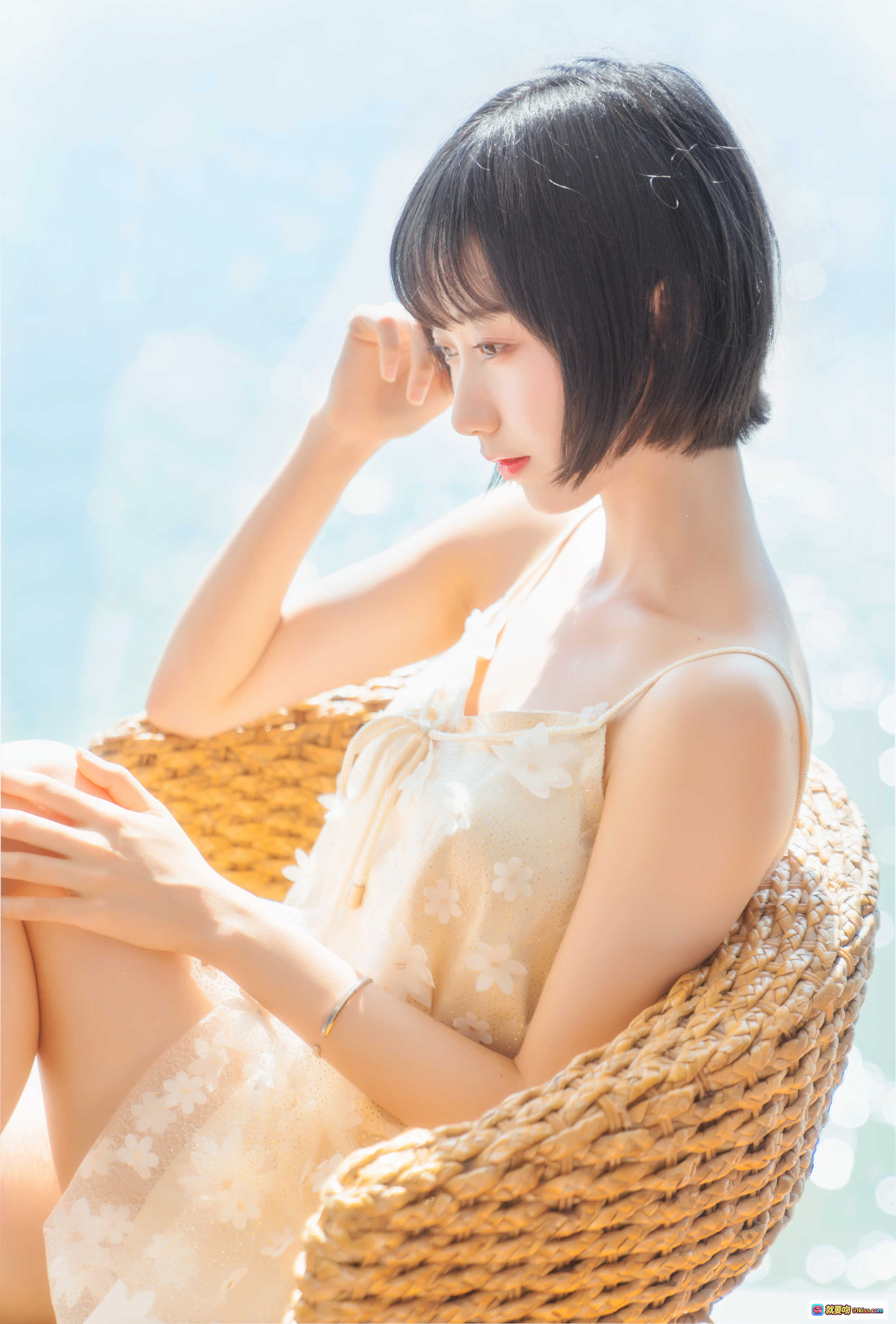图片[9] - 木绵绵OwO NO.054 暖冬海边写真 米色吊带裙少女慵懒倚靠藤椅 22P高清图集 - 就要吻