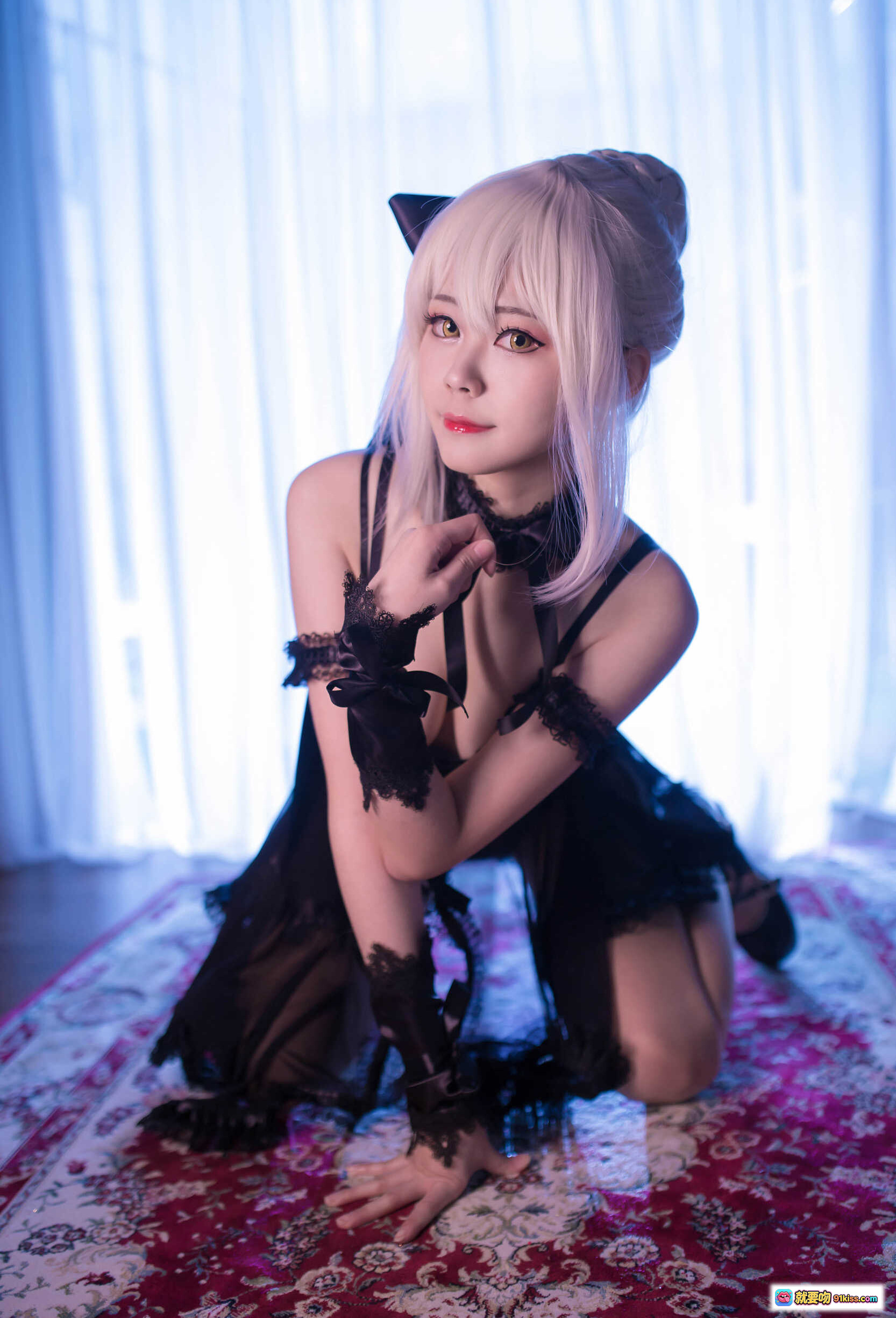 图片[8] - KaYa萱 NO.012 亚缇黑呆睡衣Cosplay写真｜蕾丝透视装+长剑道具+白发猫耳造型｜室内地毯场景美图 - 就要吻