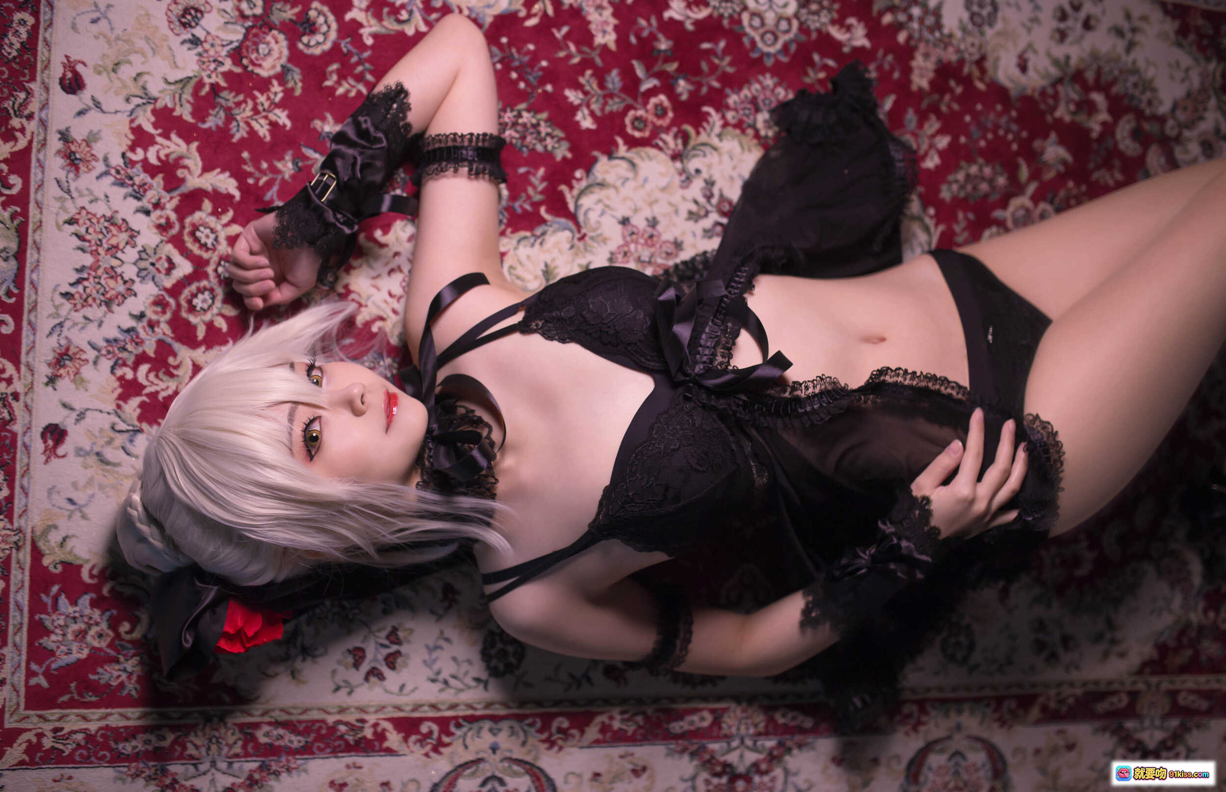 图片[9] - KaYa萱 NO.012 亚缇黑呆睡衣Cosplay写真｜蕾丝透视装+长剑道具+白发猫耳造型｜室内地毯场景美图 - 就要吻