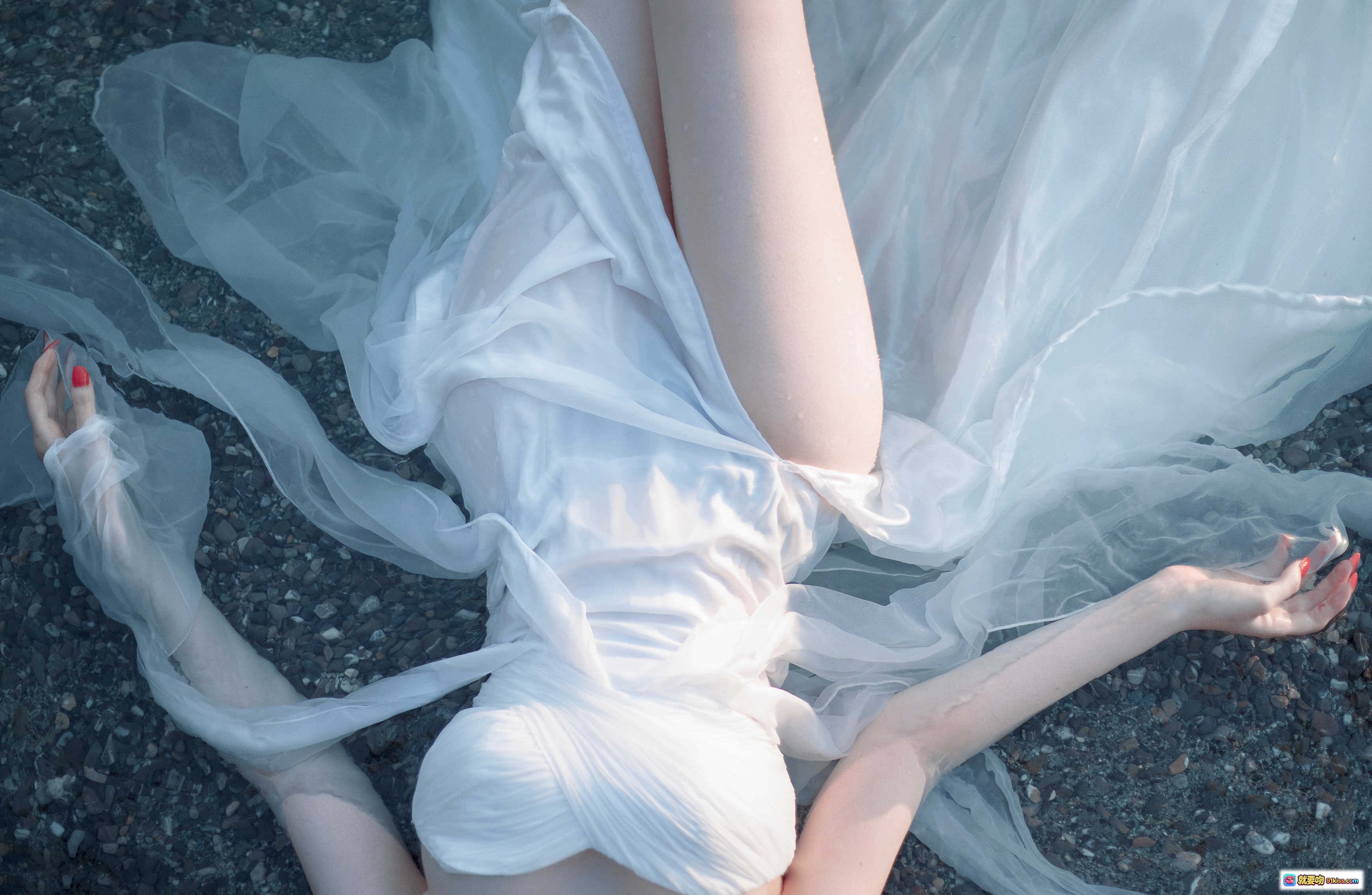 图片[9] - Sayathefox NO.006 海滩随拍｜红指甲轻触玻璃鱼缸水波｜自然光海岸岩石背景｜清新治愈系写真图集 - 就要吻