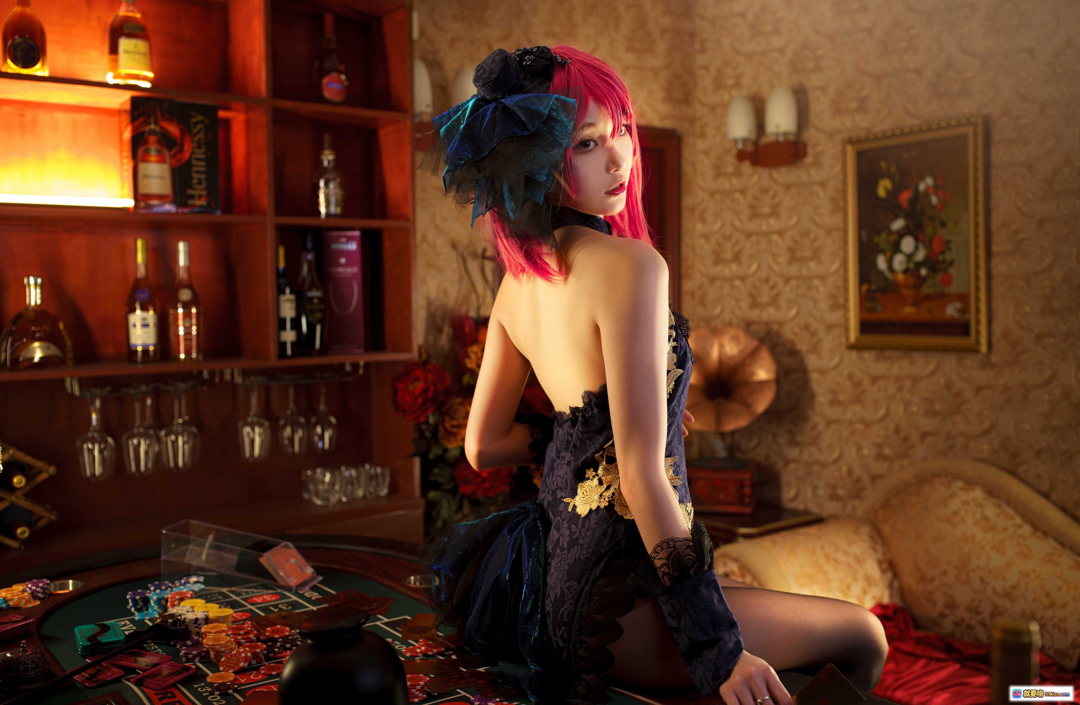 图片[8] - 黑太子Cosplay写真｜粉发蓝饰哥特风蕾丝黑裙｜复古华丽室内场景｜11P高清图集 - 就要吻