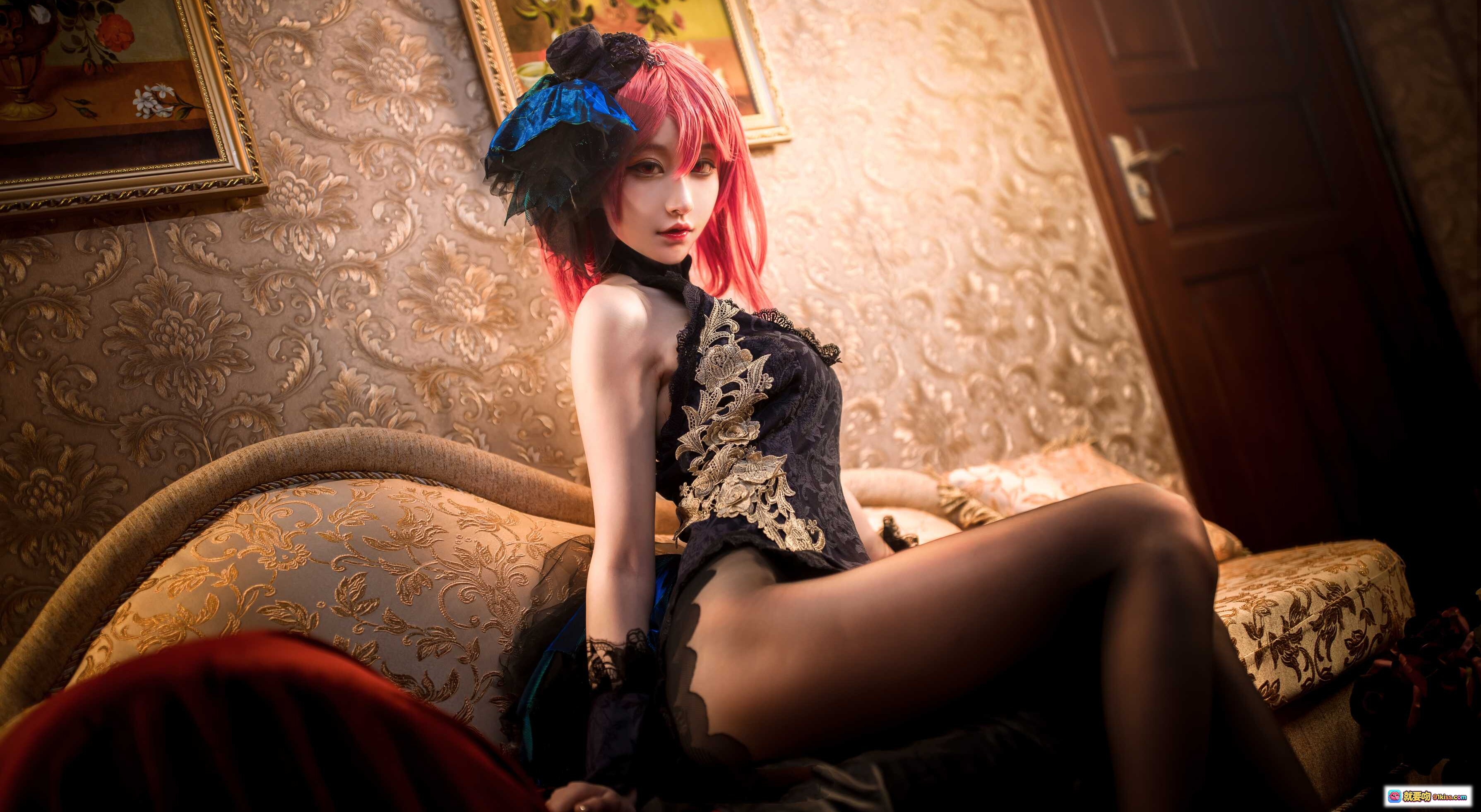 图片[1] - 黑太子Cosplay写真｜粉发蓝饰哥特风蕾丝黑裙｜复古华丽室内场景｜11P高清图集 - 就要吻