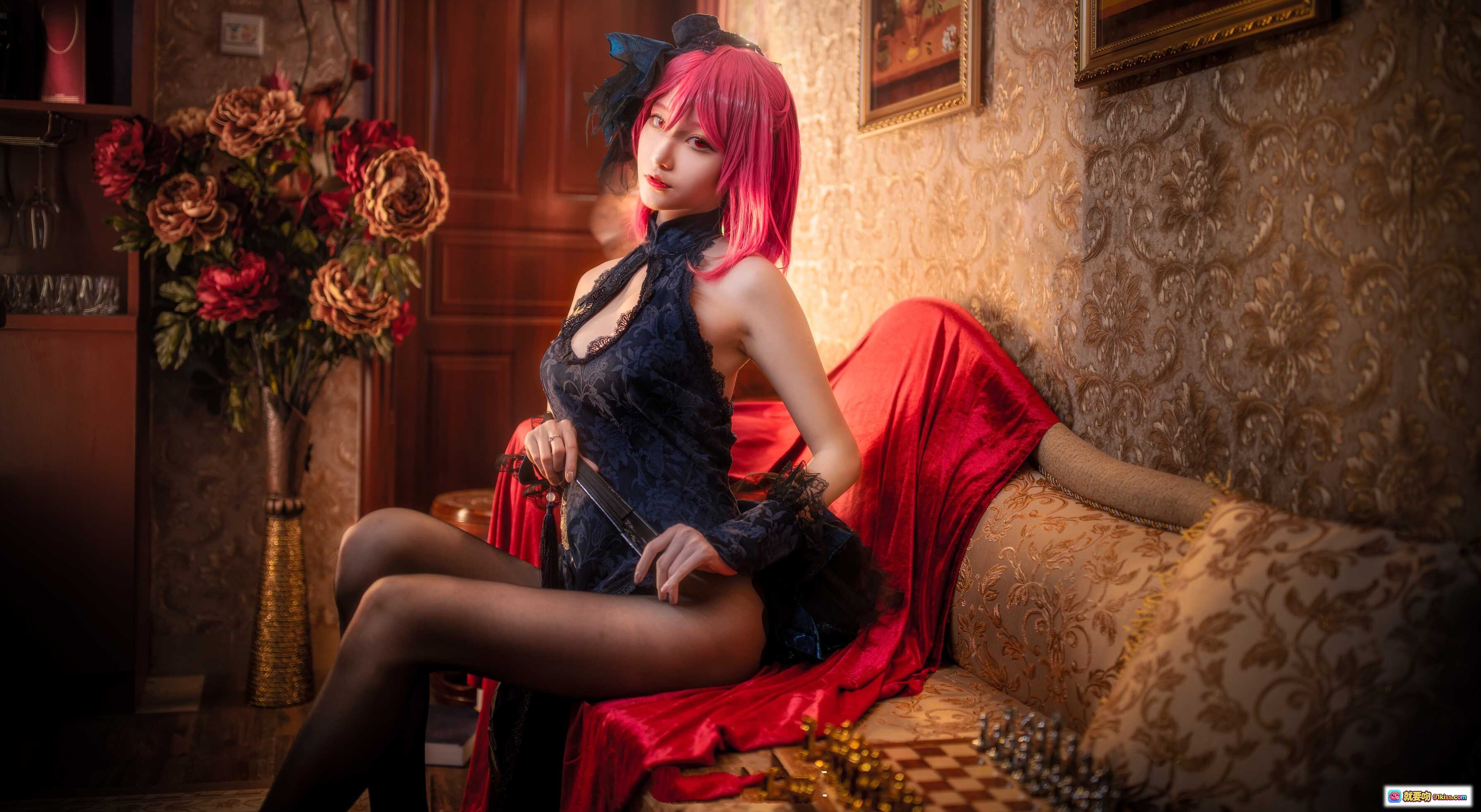 图片[5] - 黑太子Cosplay写真｜粉发蓝饰哥特风蕾丝黑裙｜复古华丽室内场景｜11P高清图集 - 就要吻