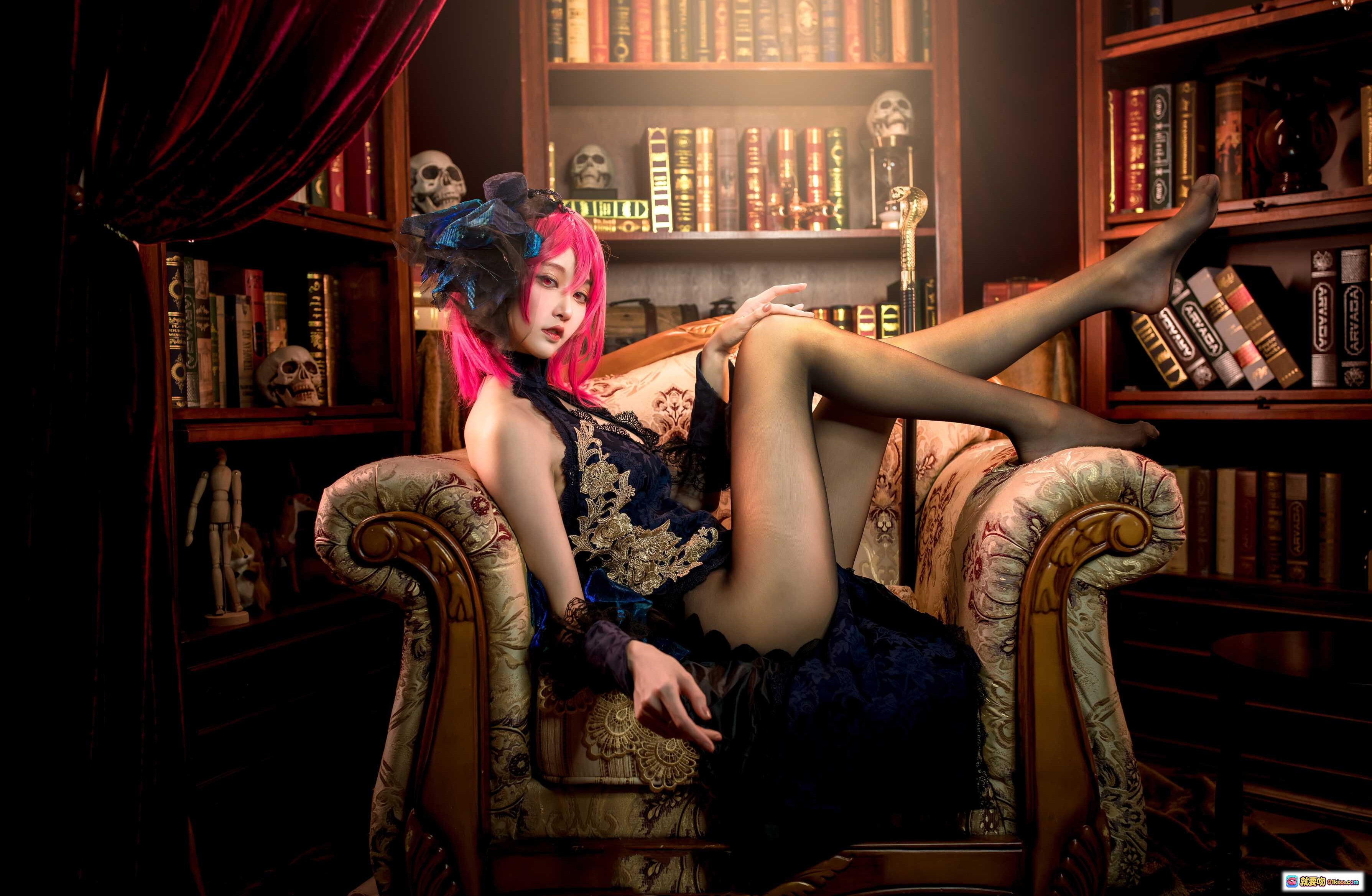 图片[7] - 黑太子Cosplay写真｜粉发蓝饰哥特风蕾丝黑裙｜复古华丽室内场景｜11P高清图集 - 就要吻