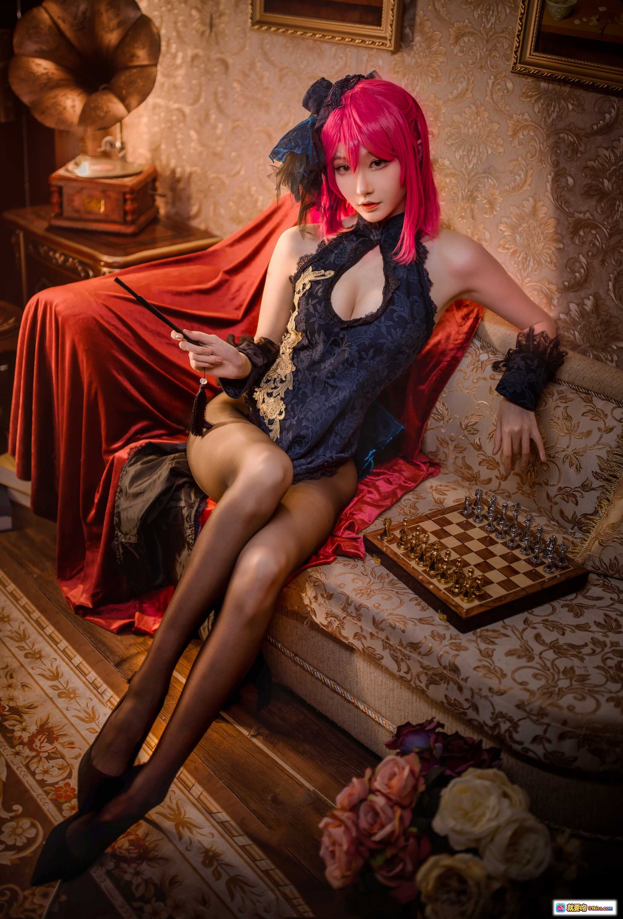 图片[4] - 黑太子Cosplay写真｜粉发蓝饰哥特风蕾丝黑裙｜复古华丽室内场景｜11P高清图集 - 就要吻