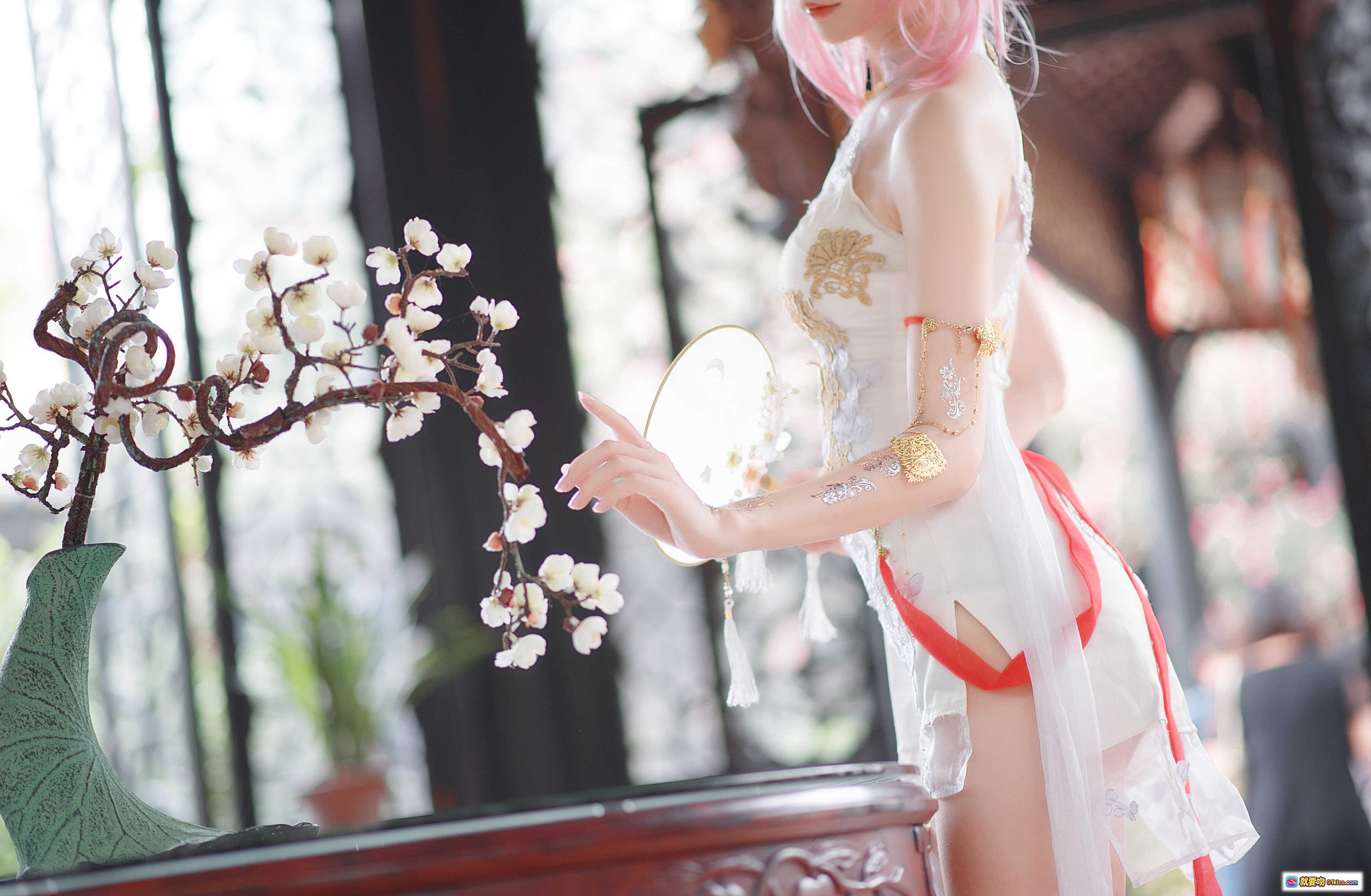 图片[4] - 南宫NO.005八重樱旗袍cosplay 粉发兔耳少女手持团扇 古风写真性感优雅 白色刺绣旗袍搭配红边细节 东方美学视觉盛宴 - 就要吻