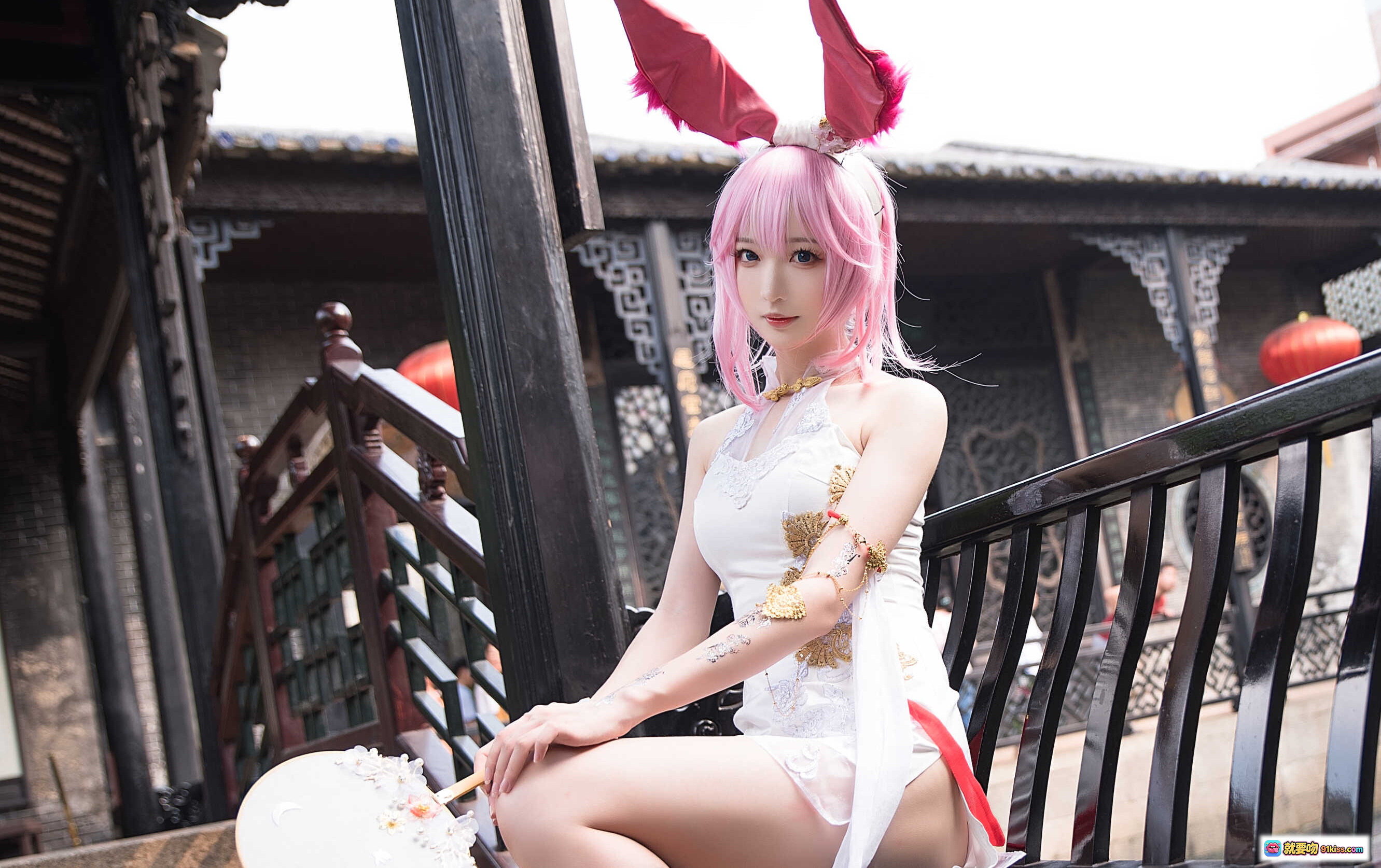 图片[5] - 南宫NO.005八重樱旗袍cosplay 粉发兔耳少女手持团扇 古风写真性感优雅 白色刺绣旗袍搭配红边细节 东方美学视觉盛宴 - 就要吻