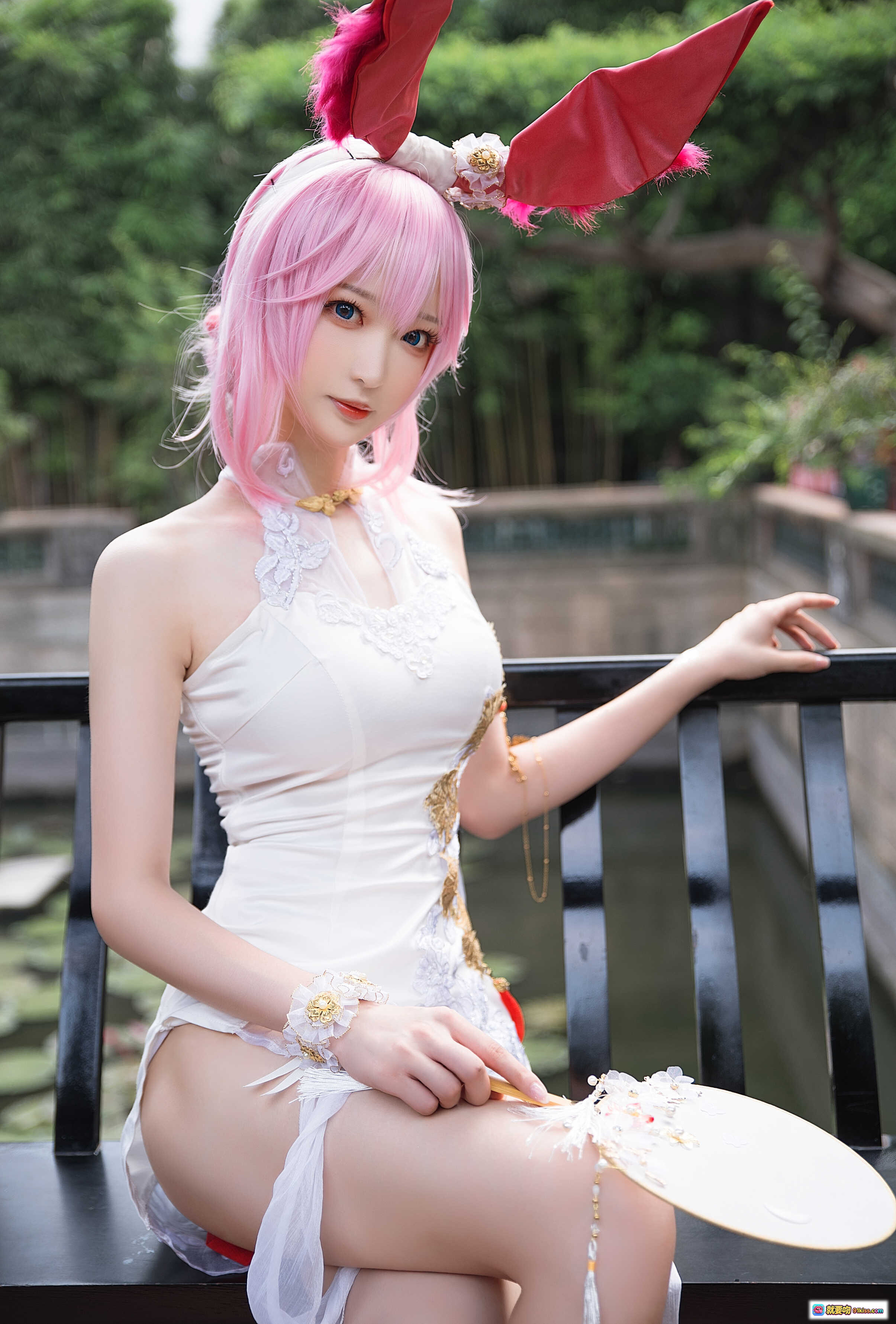 图片[7] - 南宫NO.005八重樱旗袍cosplay 粉发兔耳少女手持团扇 古风写真性感优雅 白色刺绣旗袍搭配红边细节 东方美学视觉盛宴 - 就要吻