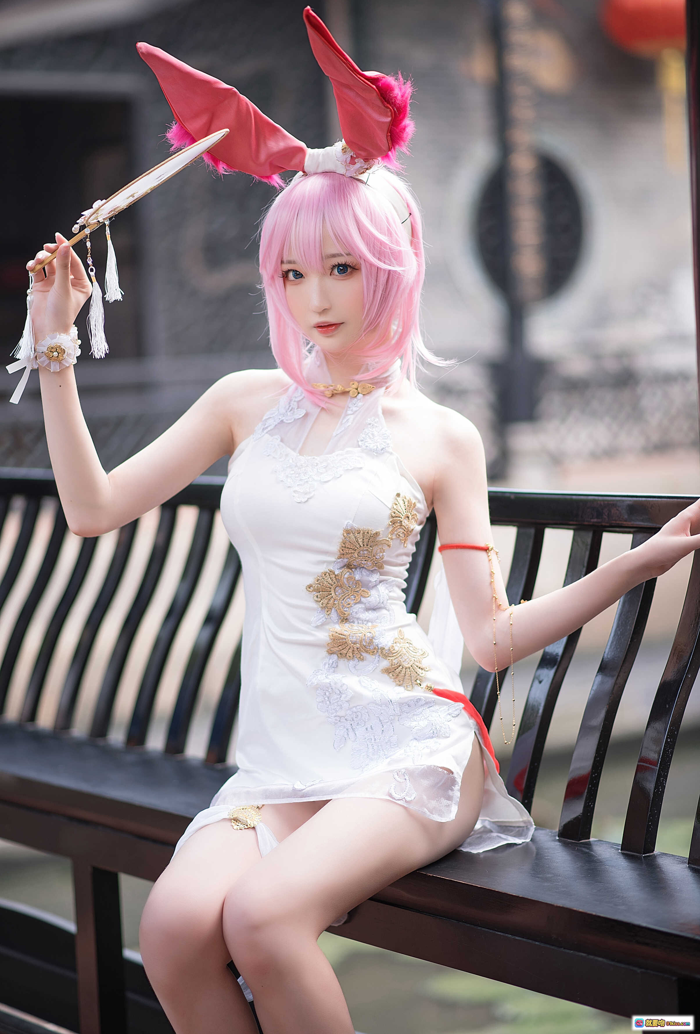 图片[9] - 南宫NO.005八重樱旗袍cosplay 粉发兔耳少女手持团扇 古风写真性感优雅 白色刺绣旗袍搭配红边细节 东方美学视觉盛宴 - 就要吻