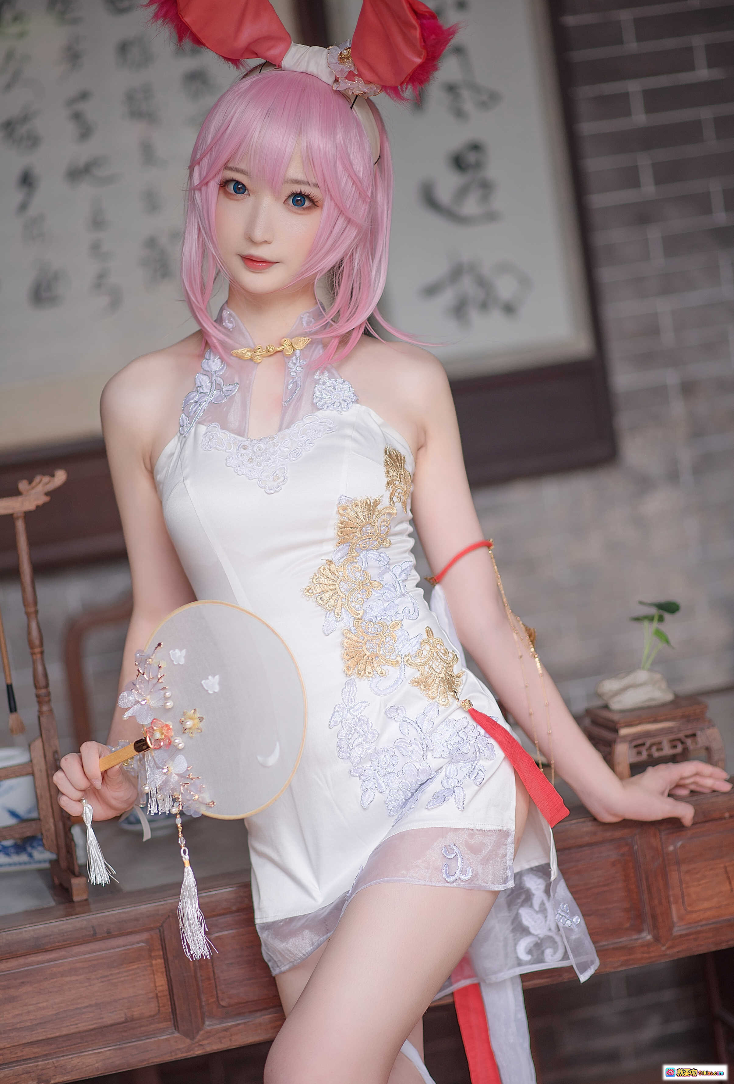 图片[8] - 南宫NO.005八重樱旗袍cosplay 粉发兔耳少女手持团扇 古风写真性感优雅 白色刺绣旗袍搭配红边细节 东方美学视觉盛宴 - 就要吻
