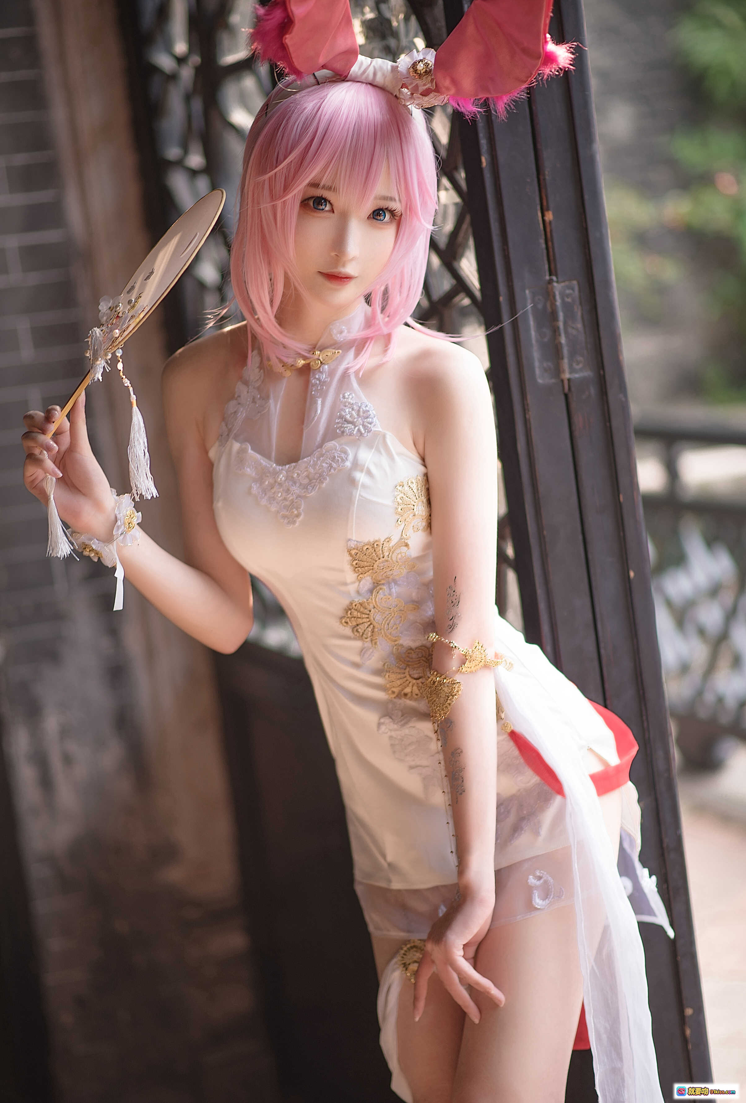 南宫NO.005八重樱旗袍cosplay 粉发兔耳少女手持团扇 古风写真性感优雅 白色刺绣旗袍搭配红边细节 东方美学视觉盛宴 - 就要吻
