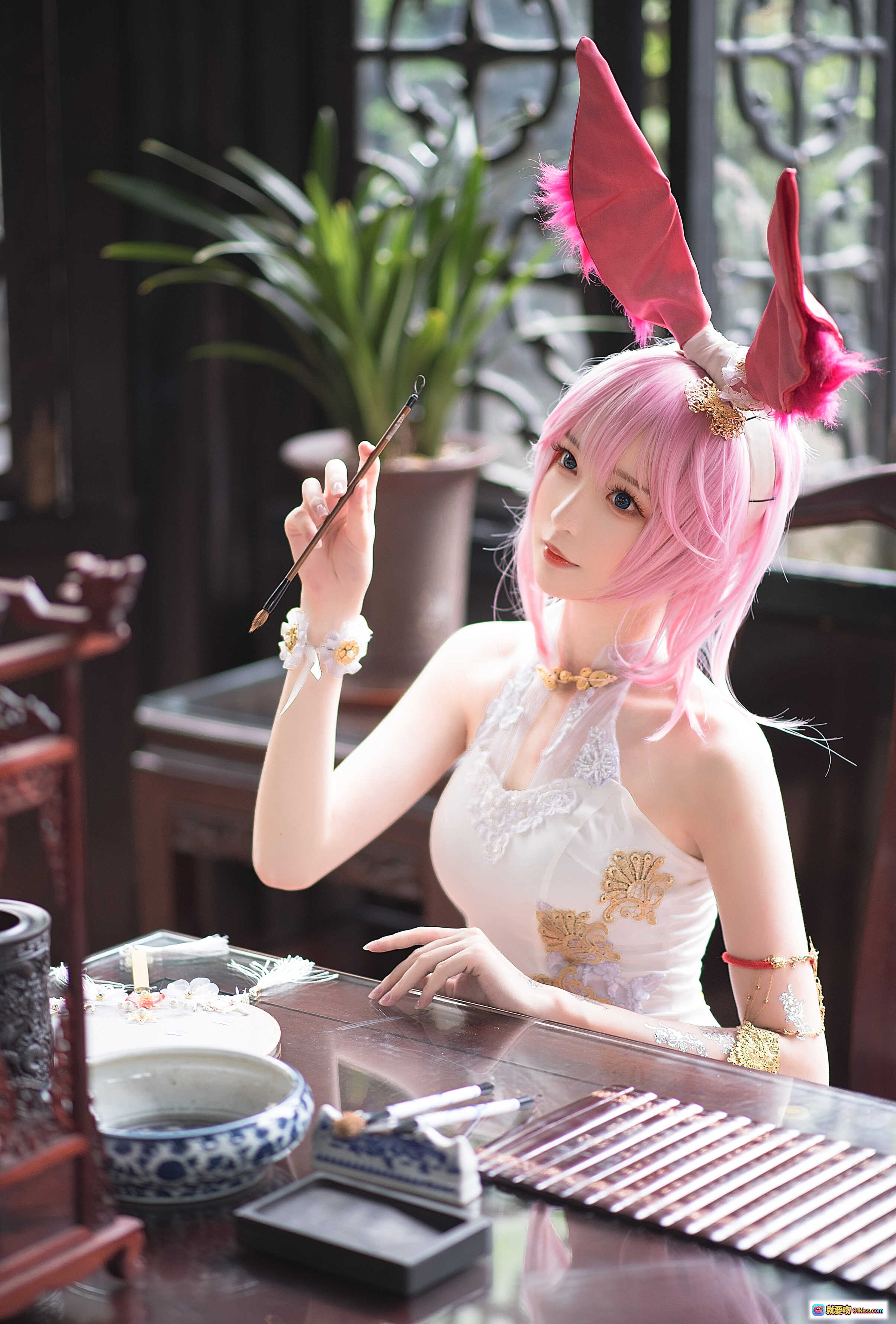 图片[3] - 南宫NO.005八重樱旗袍cosplay 粉发兔耳少女手持团扇 古风写真性感优雅 白色刺绣旗袍搭配红边细节 东方美学视觉盛宴 - 就要吻