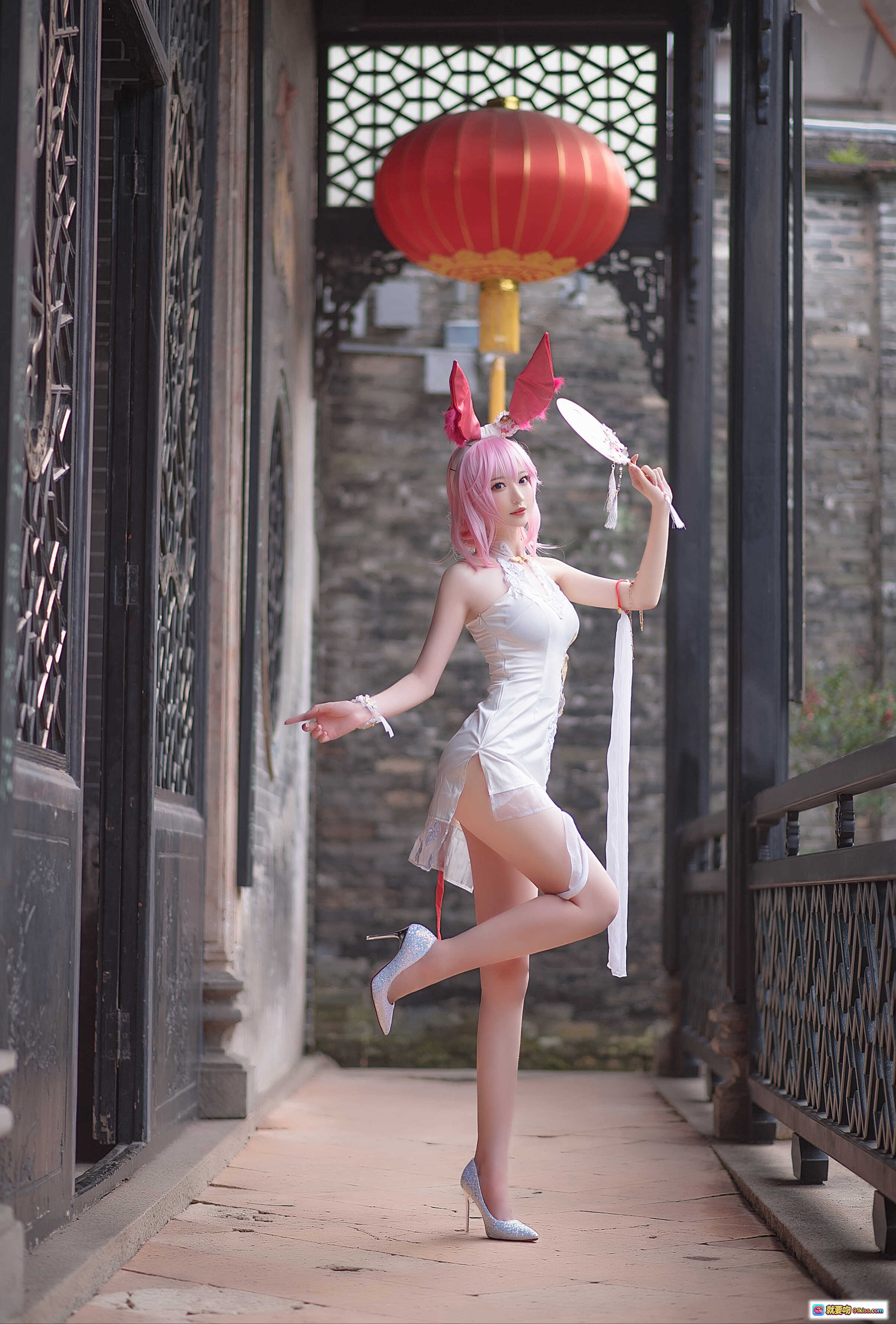 图片[10] - 南宫NO.005八重樱旗袍cosplay 粉发兔耳少女手持团扇 古风写真性感优雅 白色刺绣旗袍搭配红边细节 东方美学视觉盛宴 - 就要吻