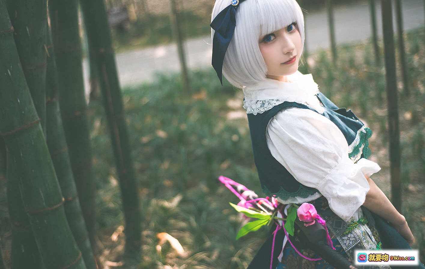 黑川NO.010东方2 Cosplay写真｜白发蓝蝴蝶结少女竹林唯美外景｜29P高清图集 - 就要吻