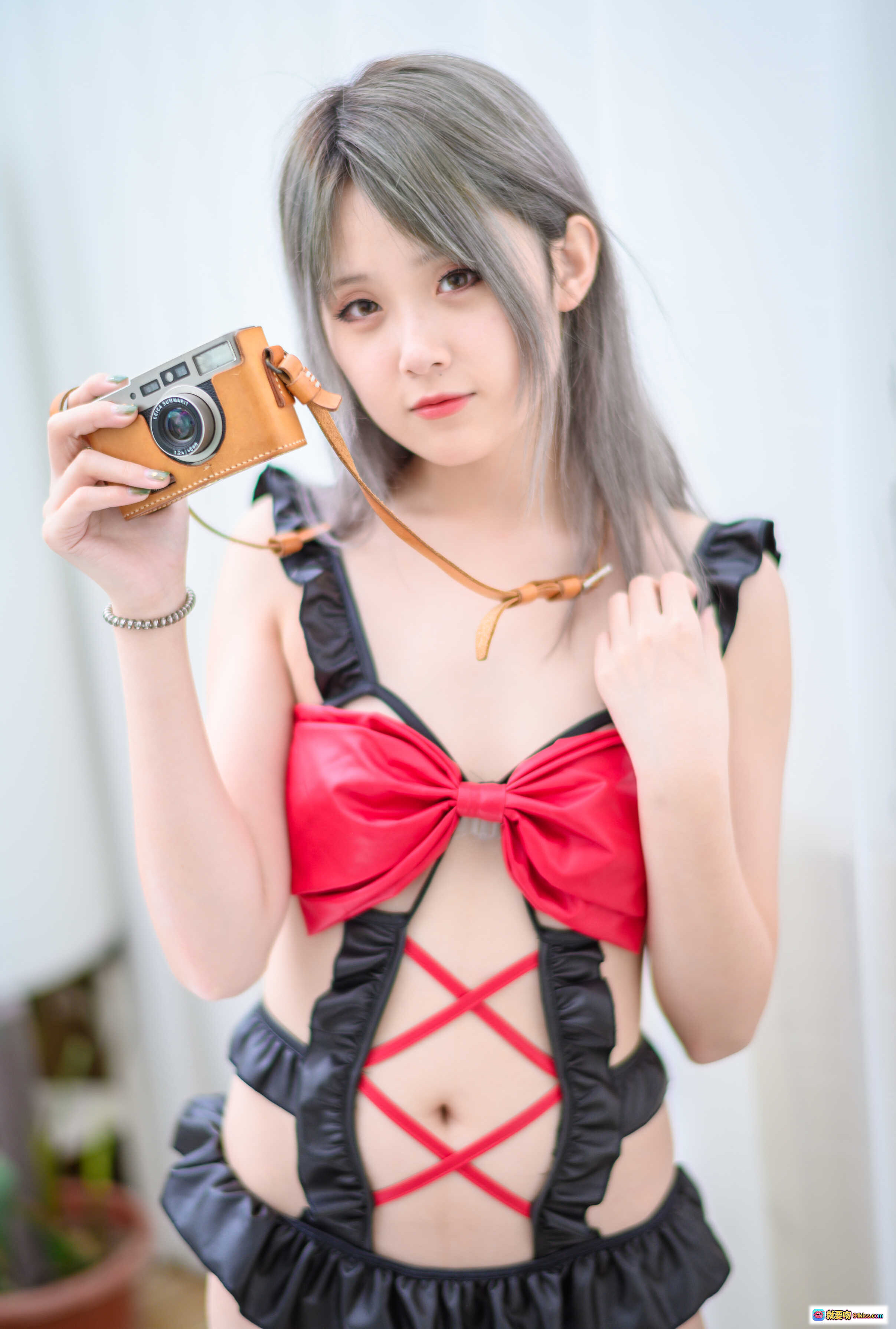 图片[3] - 秋楚楚私房写真｜银灰长发少女持复古相机｜调色美图26P｜礼物主题摄影集 - 就要吻