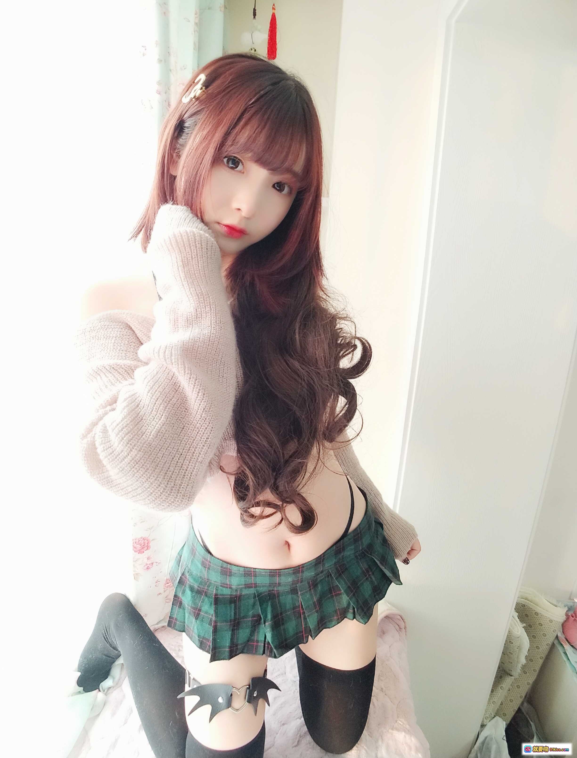 图片[2] - 古川定制VOL.005写真集40P黑丝美腿少女居家私房性感穿搭粉色毛衣格子短裙甜辣风写真 - 就要吻