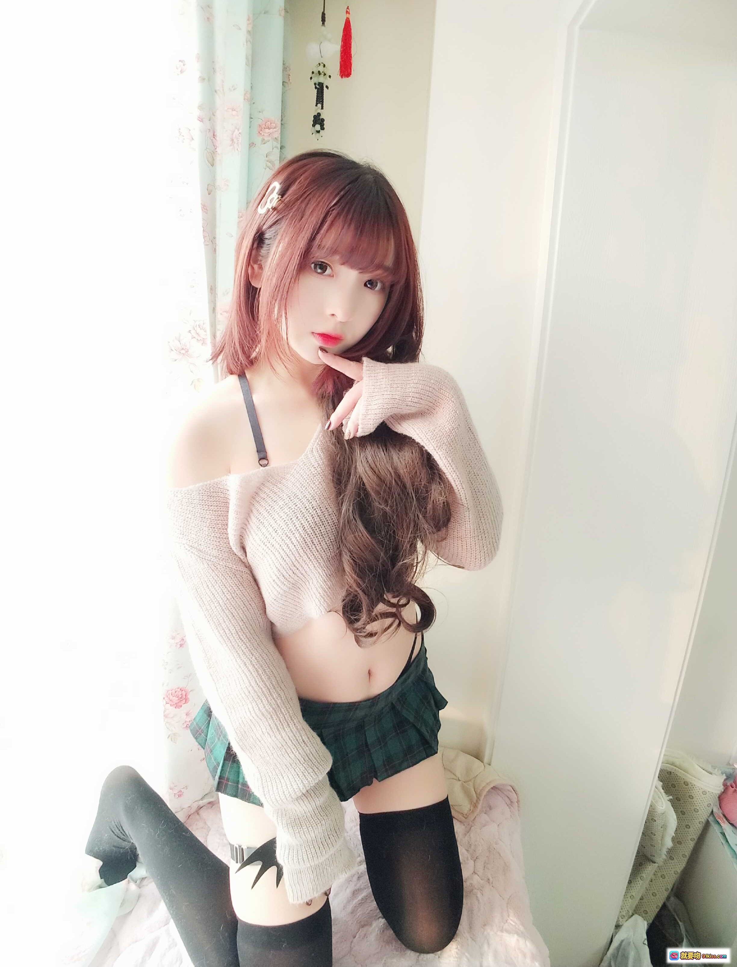 图片[8] - 古川定制VOL.005写真集40P黑丝美腿少女居家私房性感穿搭粉色毛衣格子短裙甜辣风写真 - 就要吻