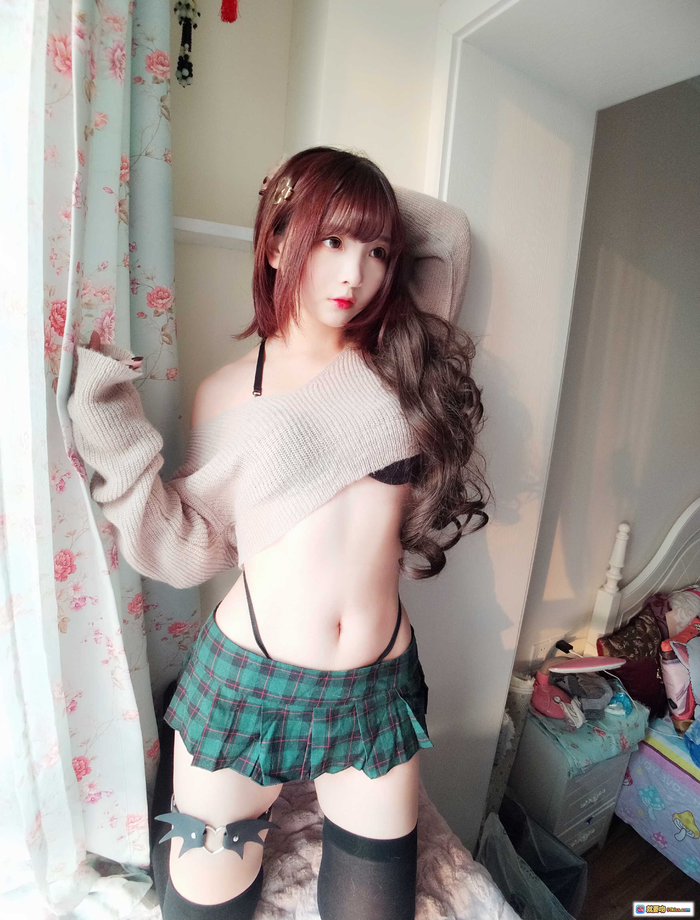 图片[3] - 古川定制VOL.005写真集40P黑丝美腿少女居家私房性感穿搭粉色毛衣格子短裙甜辣风写真 - 就要吻