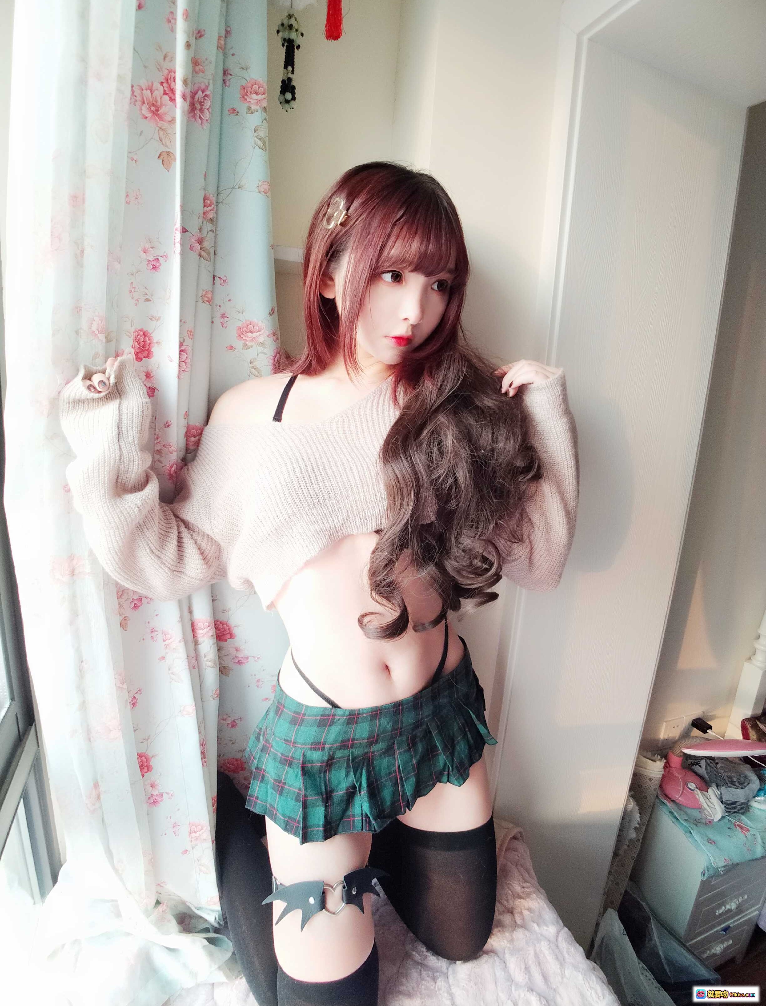 图片[4] - 古川定制VOL.005写真集40P黑丝美腿少女居家私房性感穿搭粉色毛衣格子短裙甜辣风写真 - 就要吻