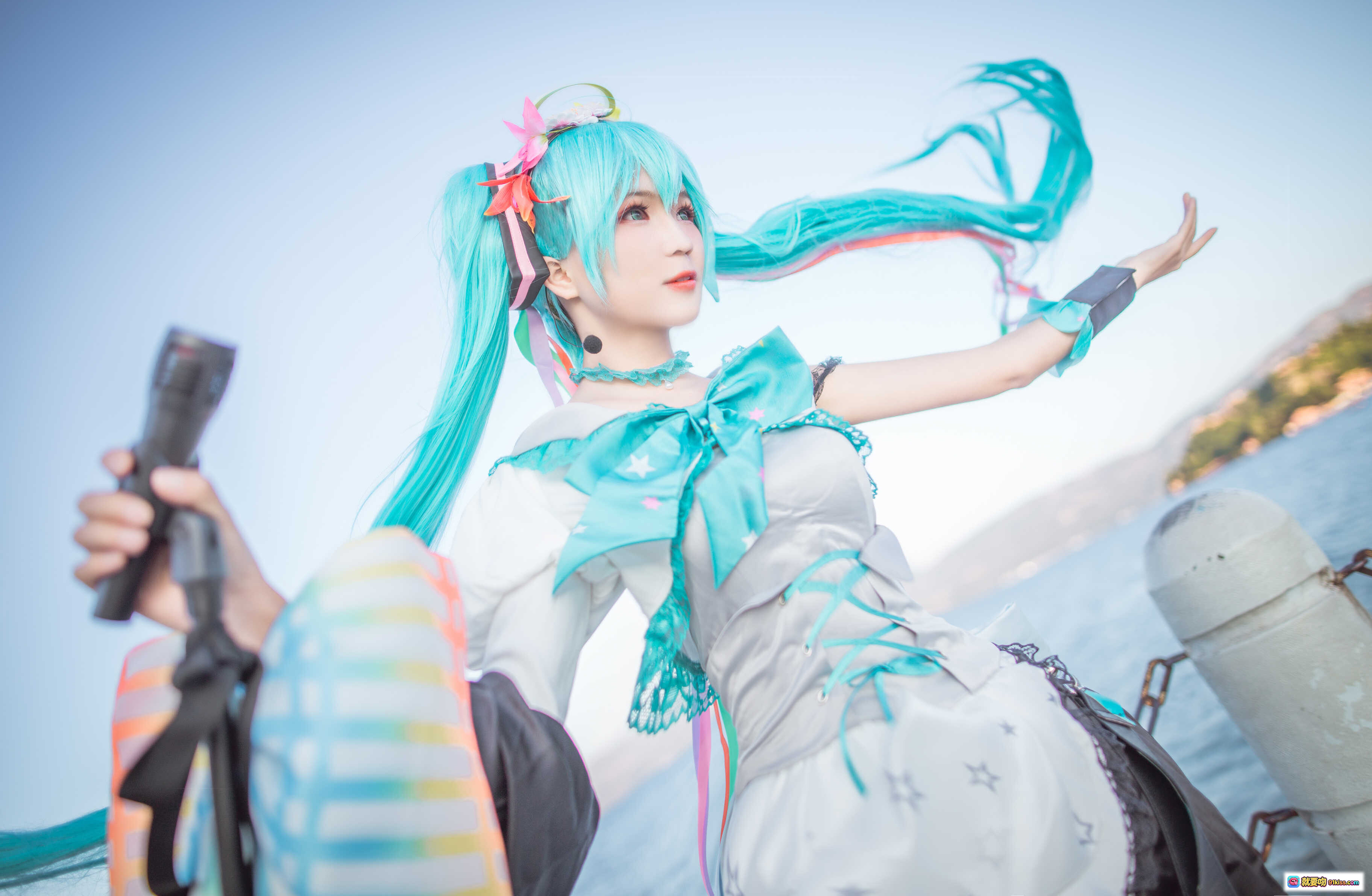 图片[3] - 北之北VOL.07初音未来cosplay湖边写真 清新蓝发少女手持彩虹扇与麦克风 14P高清美图 - 就要吻