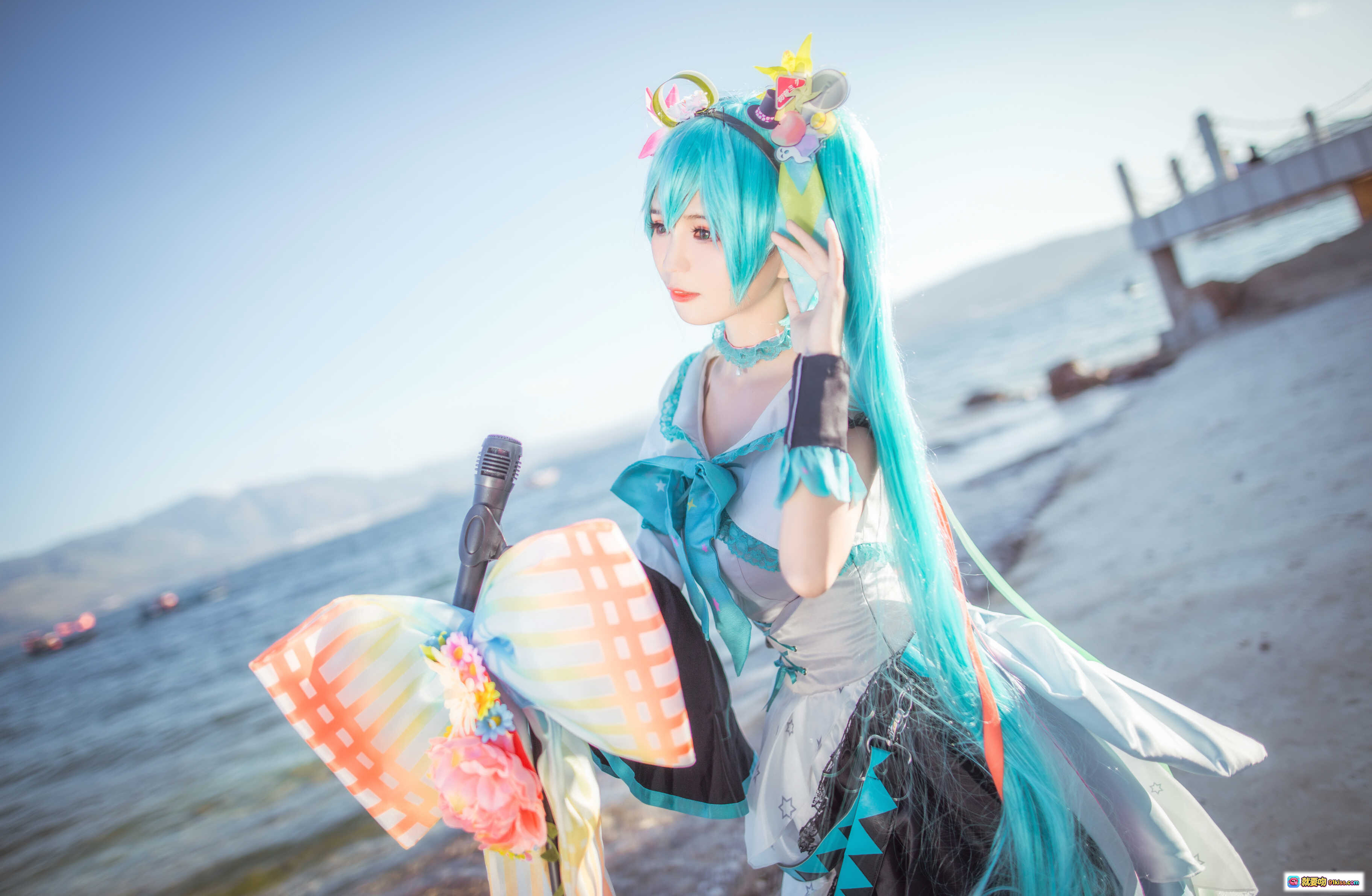 图片[9] - 北之北VOL.07初音未来cosplay湖边写真 清新蓝发少女手持彩虹扇与麦克风 14P高清美图 - 就要吻