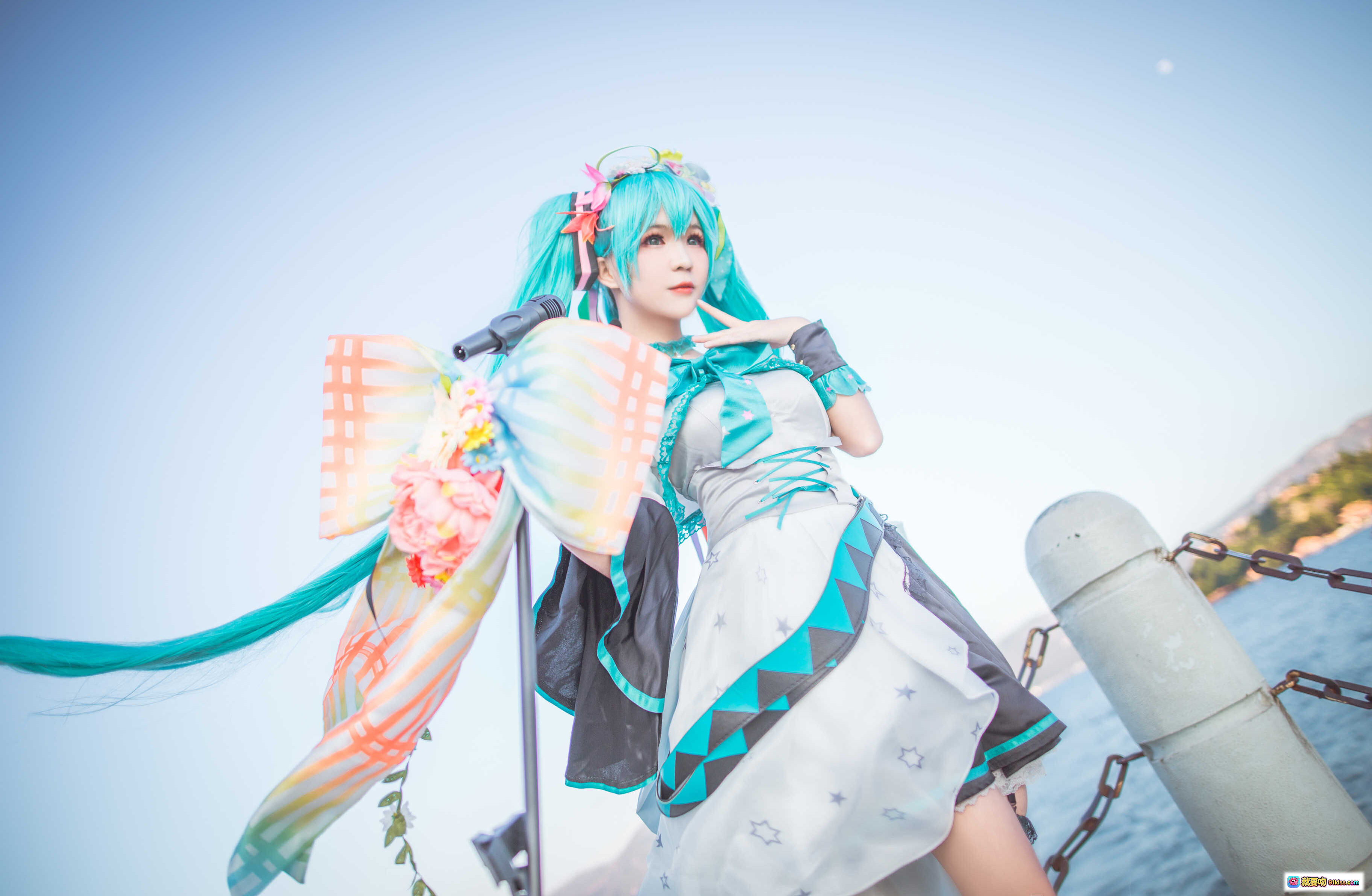 图片[10] - 北之北VOL.07初音未来cosplay湖边写真 清新蓝发少女手持彩虹扇与麦克风 14P高清美图 - 就要吻