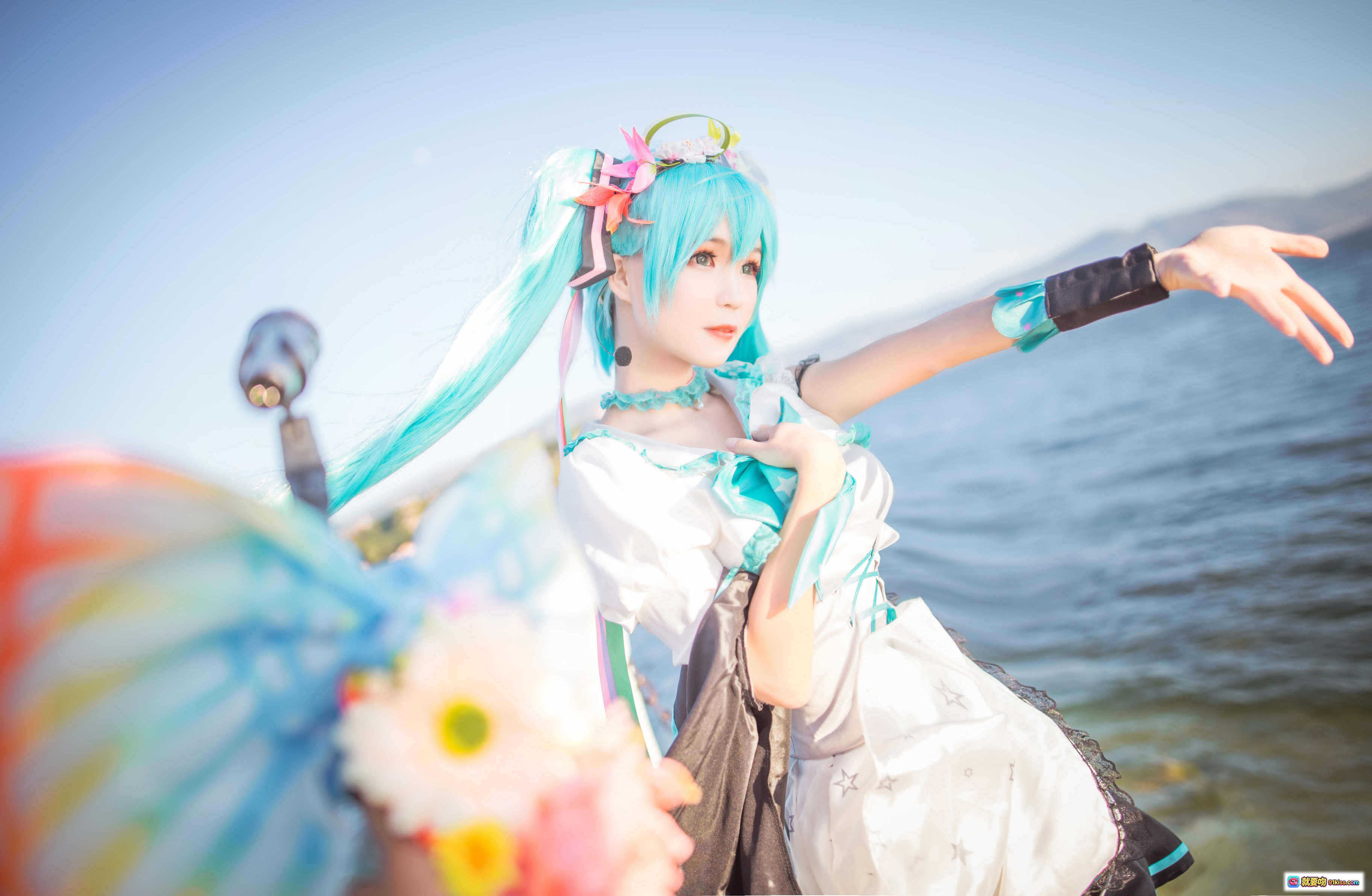 图片[6] - 北之北VOL.07初音未来cosplay湖边写真 清新蓝发少女手持彩虹扇与麦克风 14P高清美图 - 就要吻