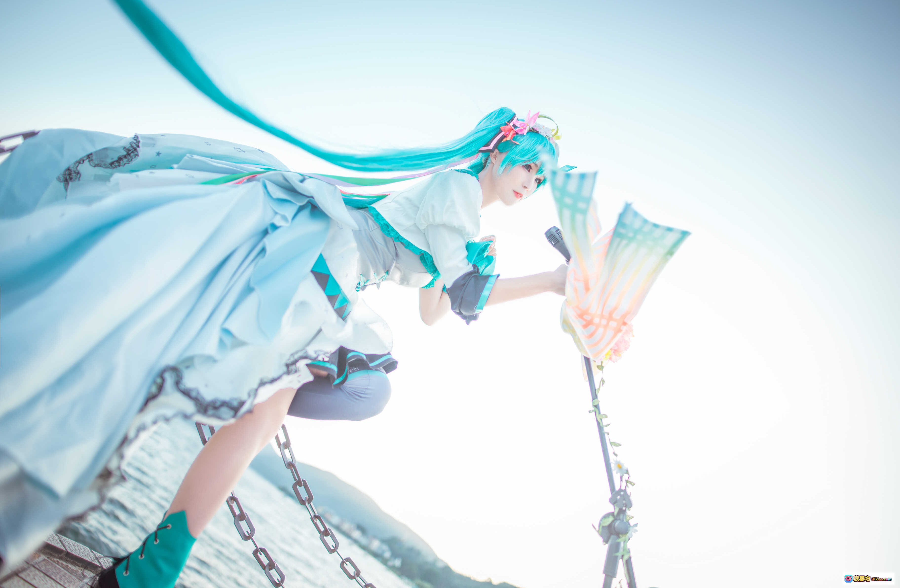 图片[5] - 北之北VOL.07初音未来cosplay湖边写真 清新蓝发少女手持彩虹扇与麦克风 14P高清美图 - 就要吻