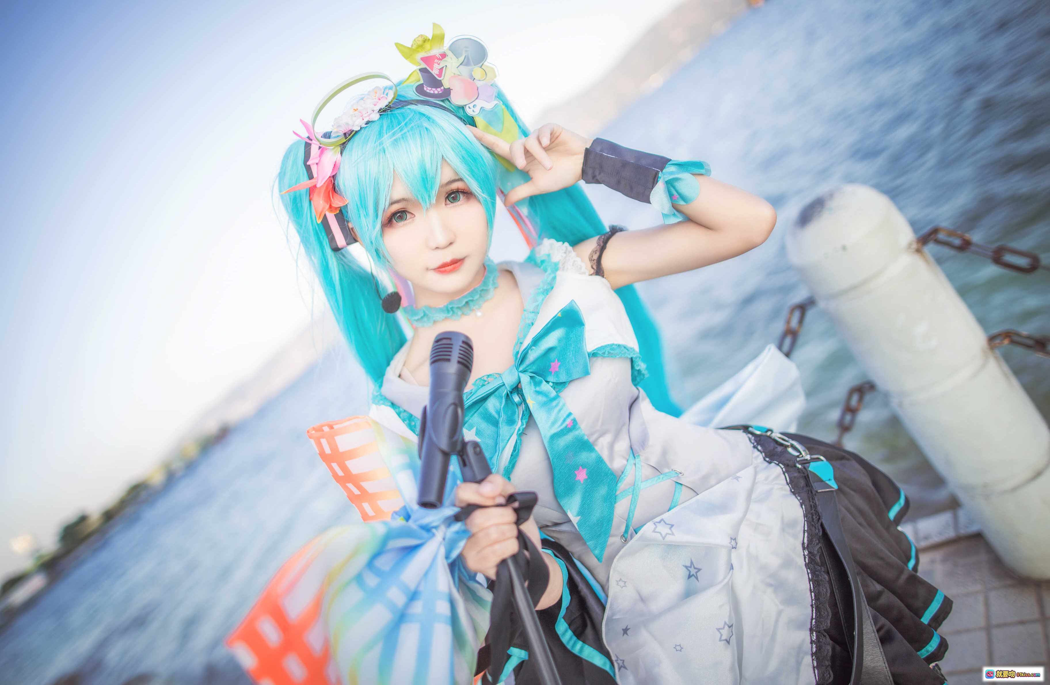 图片[7] - 北之北VOL.07初音未来cosplay湖边写真 清新蓝发少女手持彩虹扇与麦克风 14P高清美图 - 就要吻