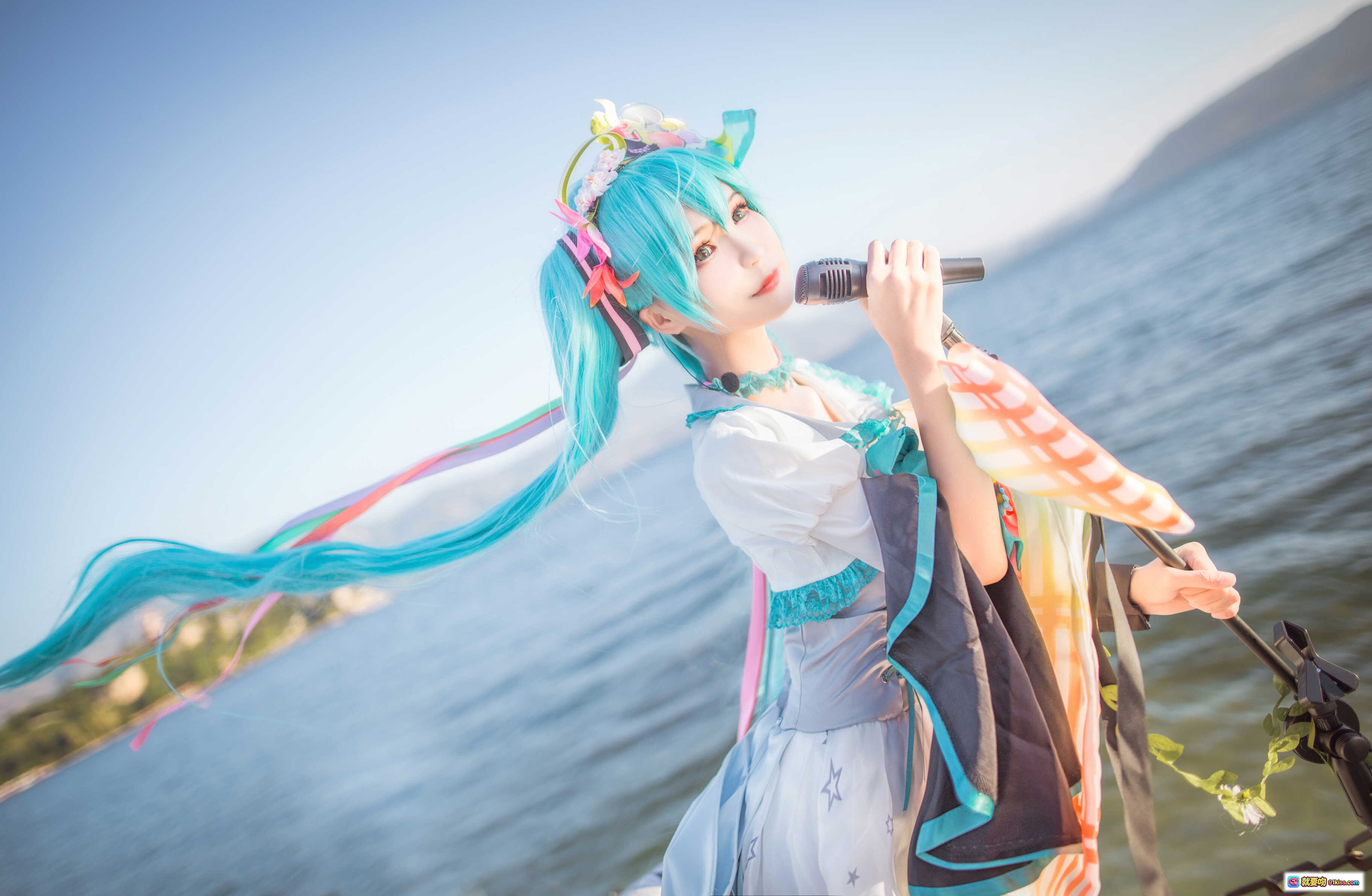 图片[2] - 北之北VOL.07初音未来cosplay湖边写真 清新蓝发少女手持彩虹扇与麦克风 14P高清美图 - 就要吻