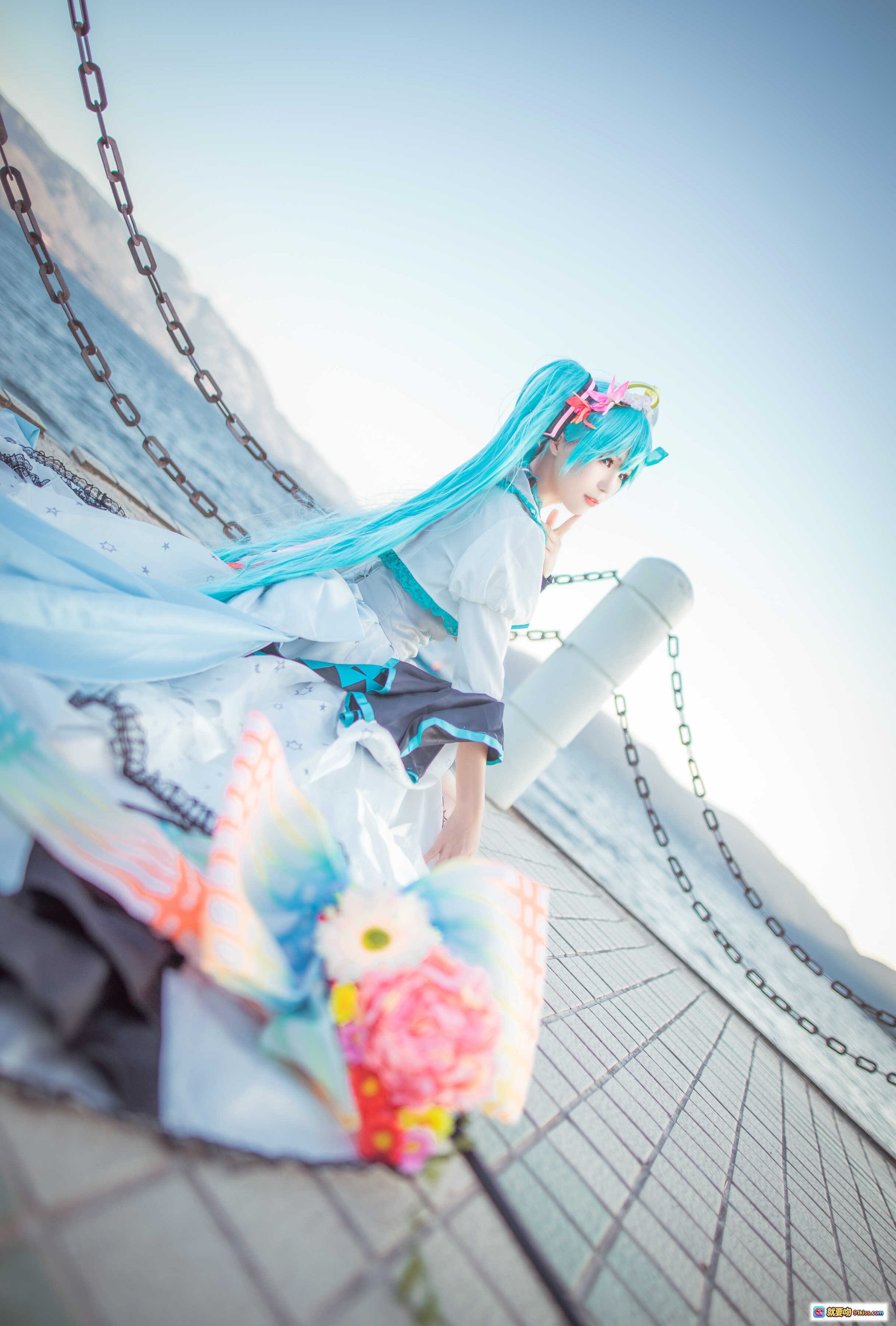 图片[4] - 北之北VOL.07初音未来cosplay湖边写真 清新蓝发少女手持彩虹扇与麦克风 14P高清美图 - 就要吻