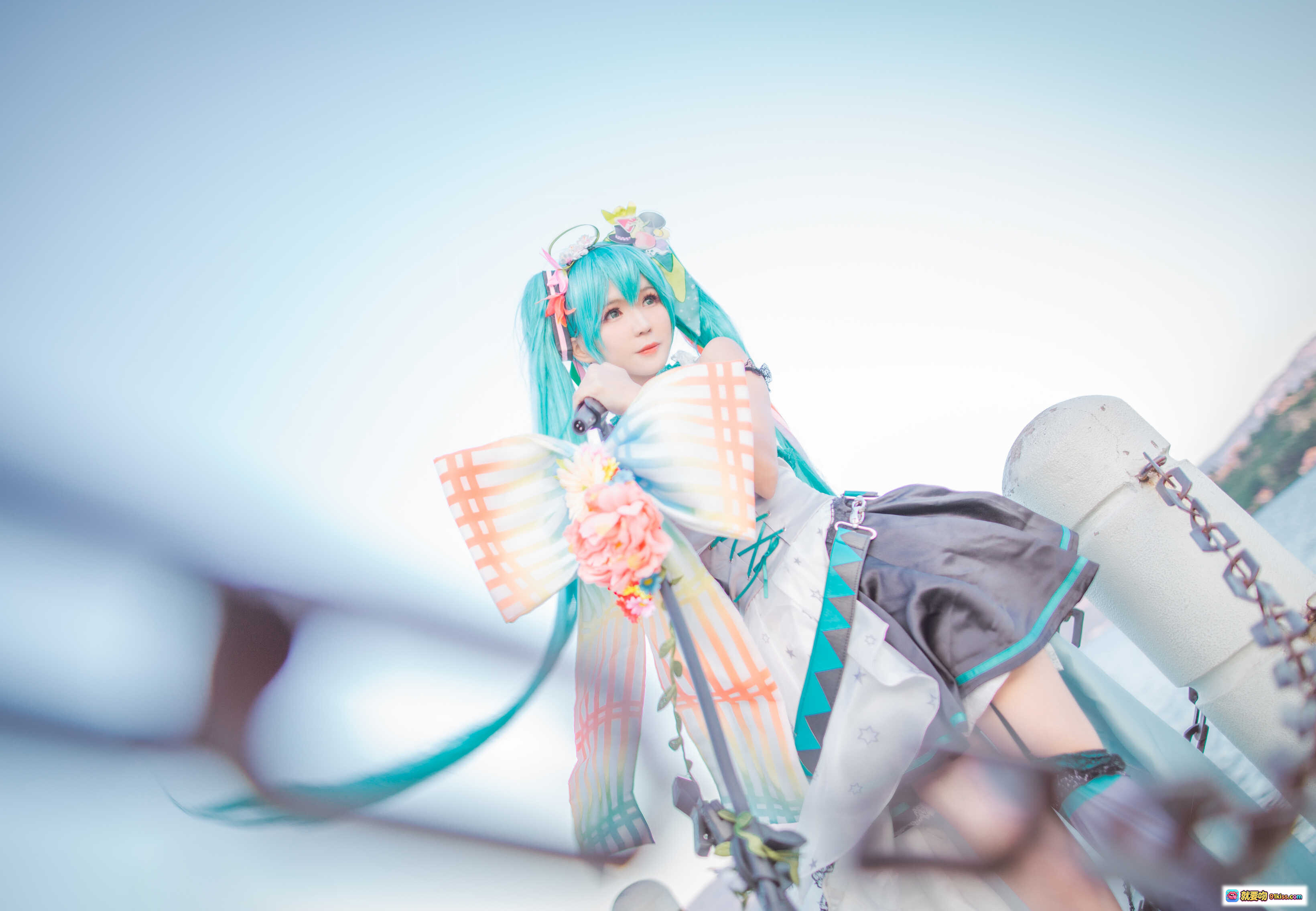 图片[8] - 北之北VOL.07初音未来cosplay湖边写真 清新蓝发少女手持彩虹扇与麦克风 14P高清美图 - 就要吻