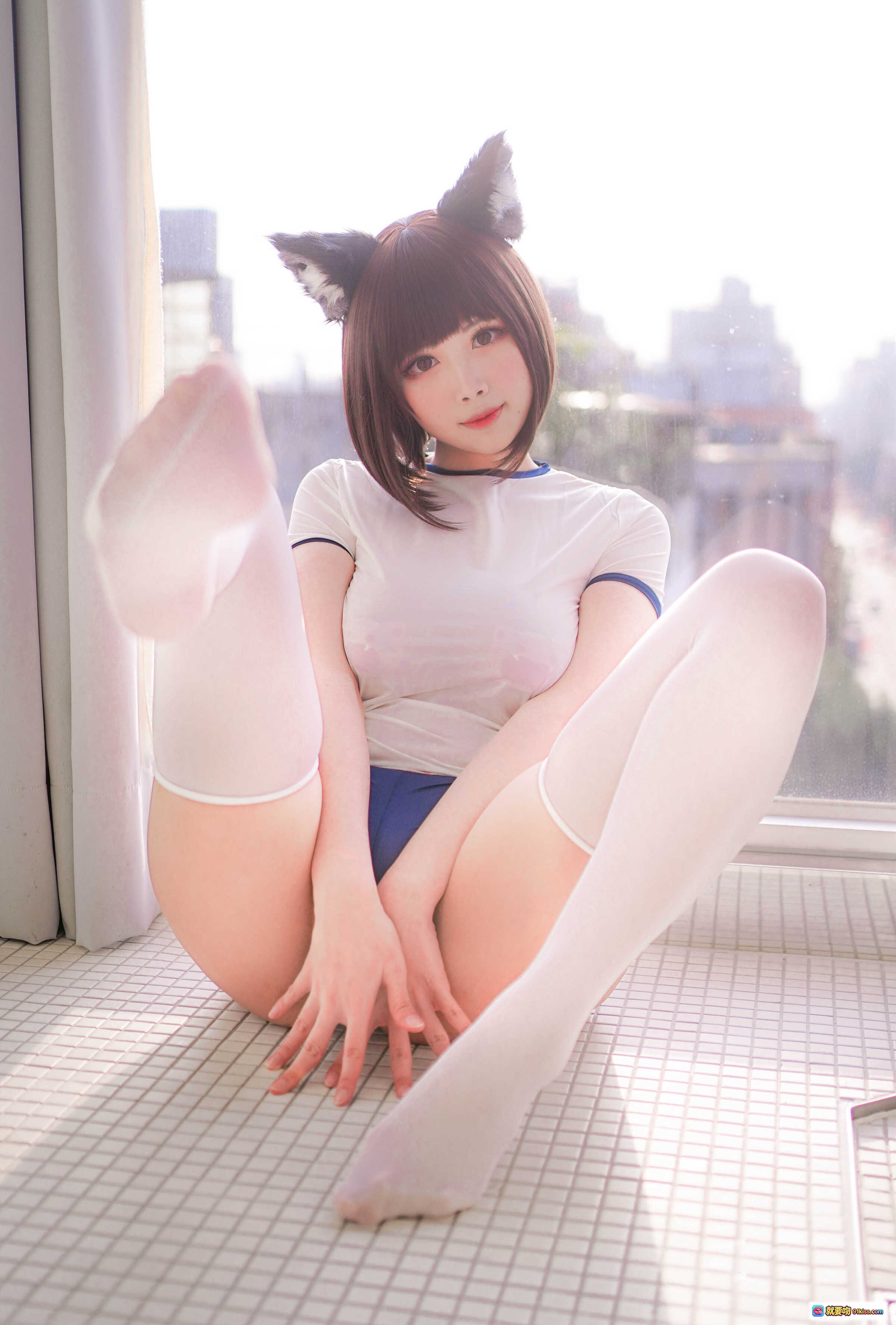 图片[6] - KaYa萱 NO.030 小狼体操服cos浴室写真 白色透肤上衣+蓝色短裤+猫耳发饰+粉白丝袜 水中坐姿美腿特写 - 就要吻