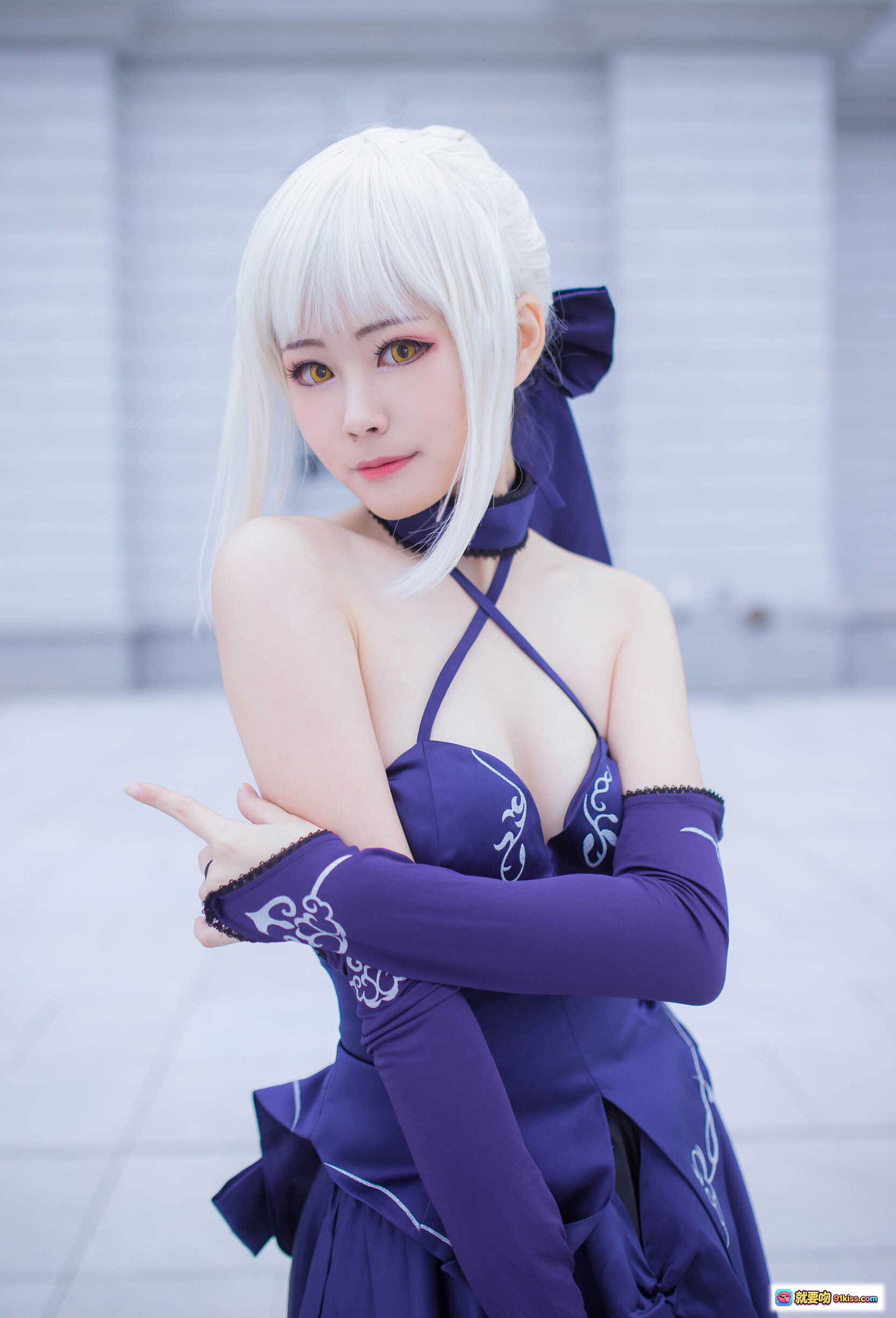 图片[8] - KaYa萱黑贞德Cosplay造型 – 紫色战甲+锁链装饰+银发呆毛+持剑姿势+精致妆容+户外建筑背景 - 就要吻