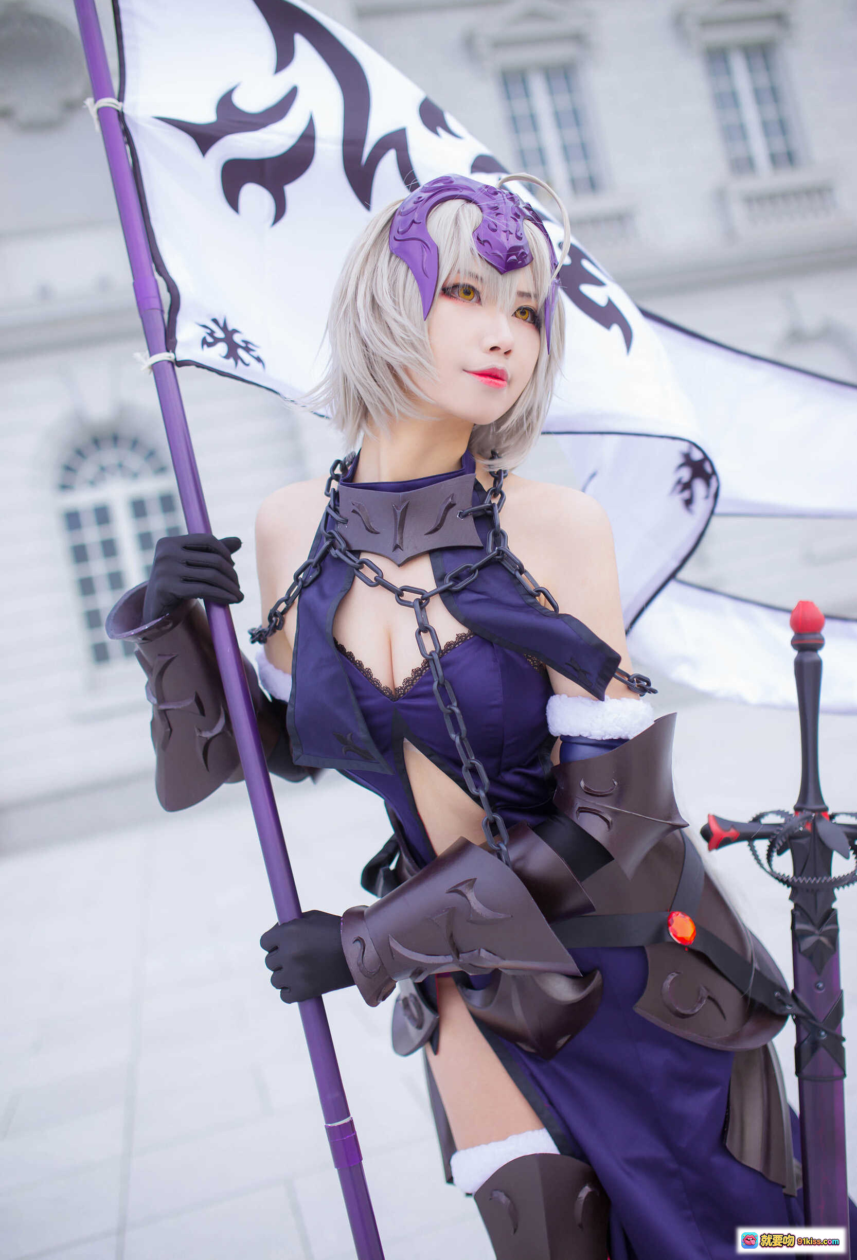 图片[6] - KaYa萱黑贞德Cosplay造型 – 紫色战甲+锁链装饰+银发呆毛+持剑姿势+精致妆容+户外建筑背景 - 就要吻