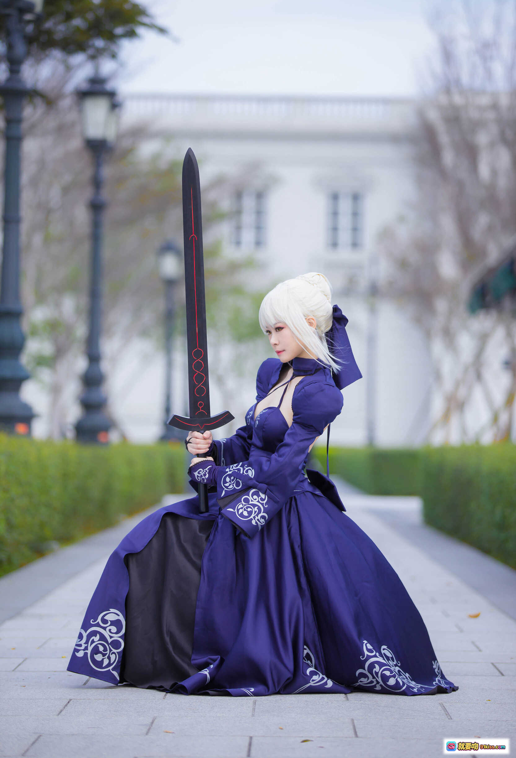 图片[7] - KaYa萱黑贞德Cosplay造型 – 紫色战甲+锁链装饰+银发呆毛+持剑姿势+精致妆容+户外建筑背景 - 就要吻