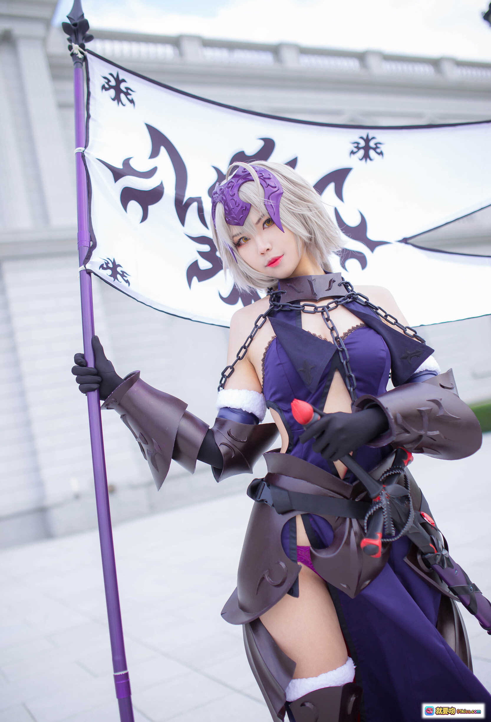 图片[4] - KaYa萱黑贞德Cosplay造型 – 紫色战甲+锁链装饰+银发呆毛+持剑姿势+精致妆容+户外建筑背景 - 就要吻