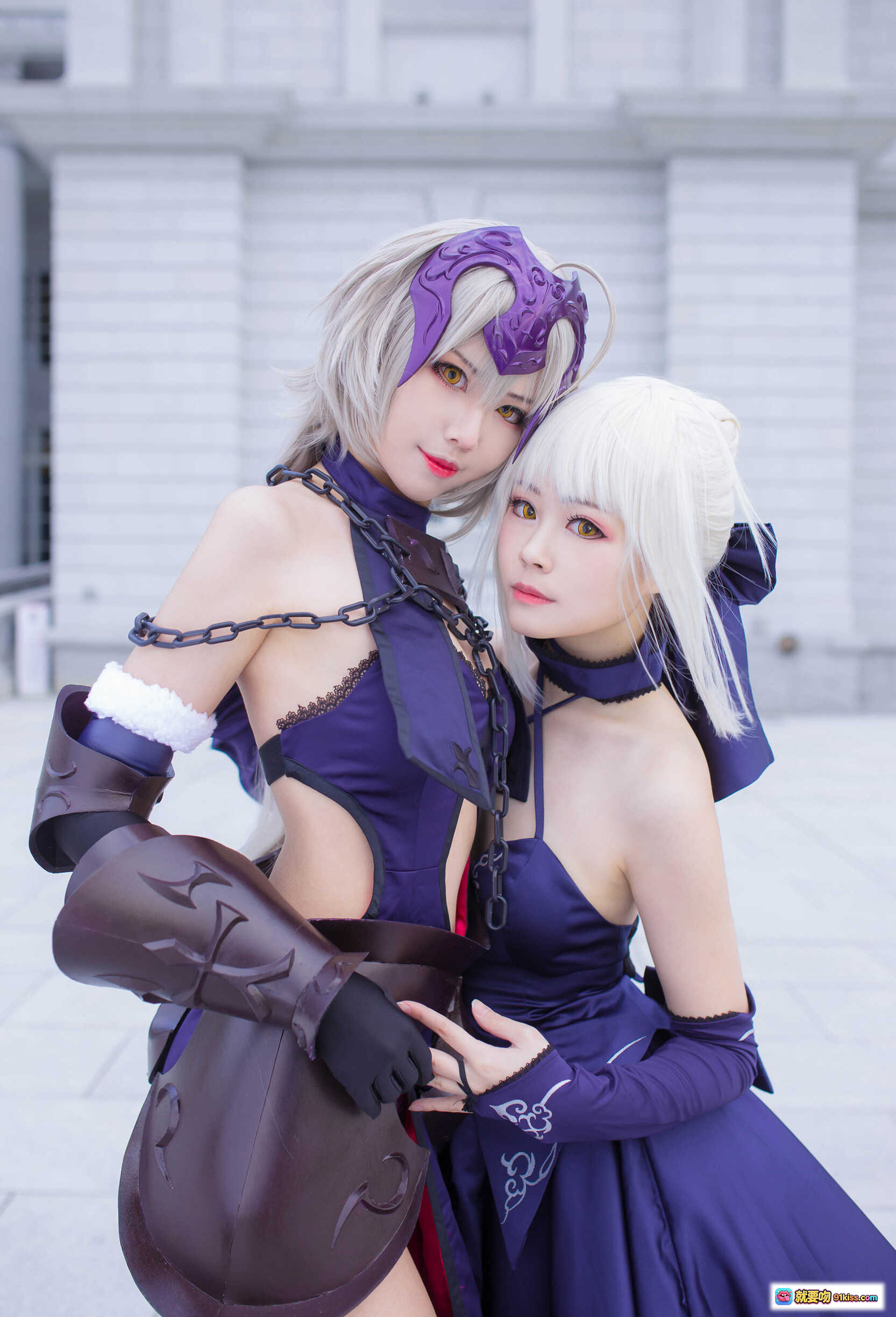 图片[10] - KaYa萱黑贞德Cosplay造型 – 紫色战甲+锁链装饰+银发呆毛+持剑姿势+精致妆容+户外建筑背景 - 就要吻