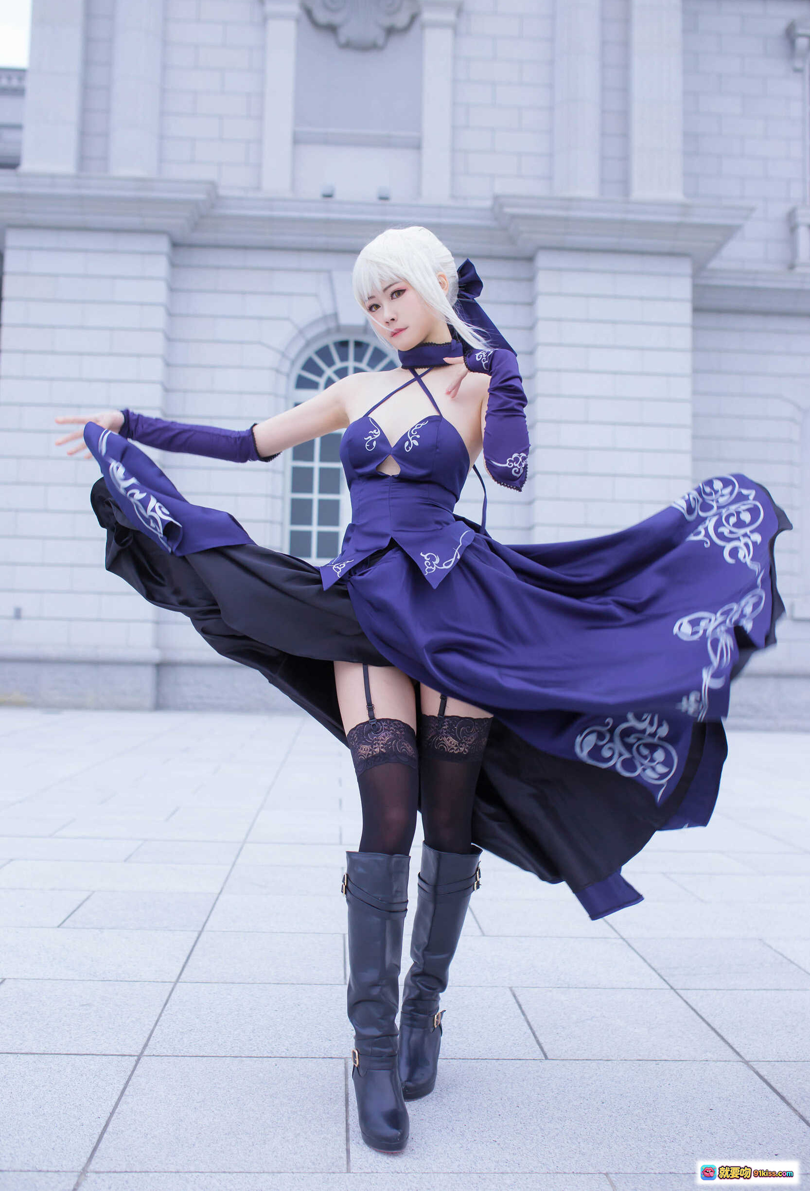 图片[3] - KaYa萱黑贞德Cosplay造型 – 紫色战甲+锁链装饰+银发呆毛+持剑姿势+精致妆容+户外建筑背景 - 就要吻